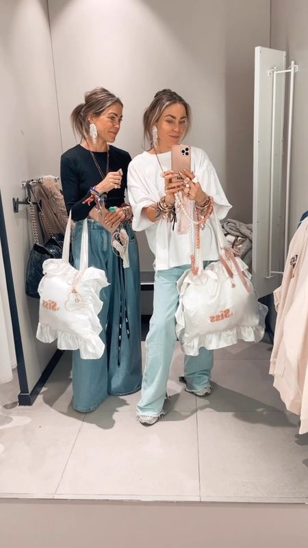 STYLE 12 // Get dressed with us🫶🏼🫶🏼 Fashion essentials: Wide leg jeans, basic tops, oversized bags and fluffy coats. #LTKGift
.
Linked all below and similar pieces happy shopping xxxx
.
Bags @prettypiecesbysiss 
#twinning #fashioninspiration #grwu

#LTKGiftGuide #LTKSeasonal #LTKVideo