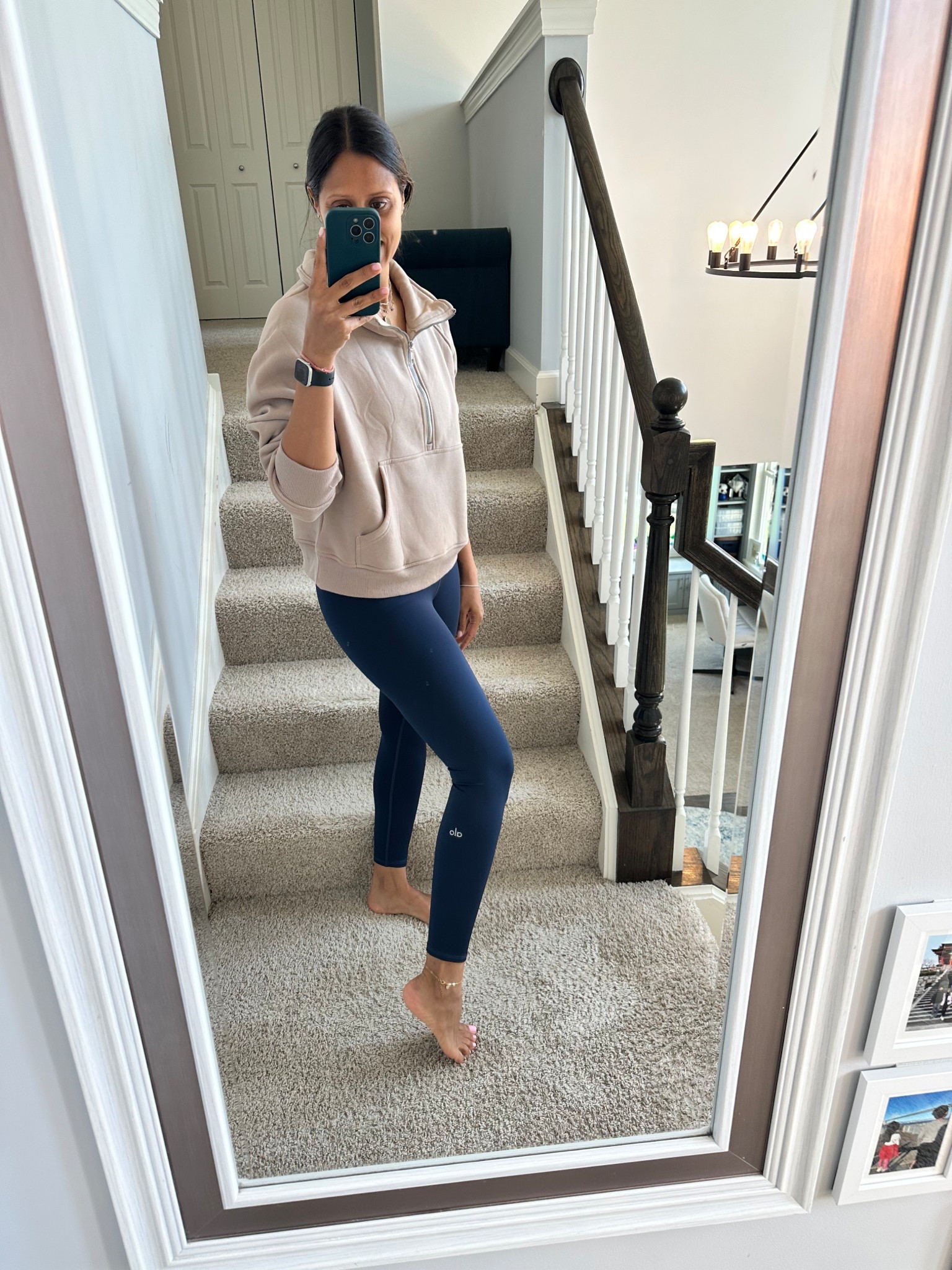 The best leggings, high waisted and suck you in- Alo for the win and they are on sale 

#LTKActive #LTKSaleAlert