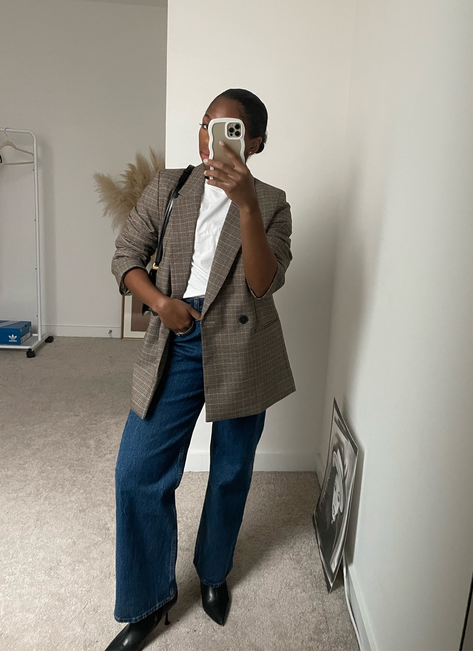 1 base, 5 outfits

Styling my 90s high rise relaxed jeans from Abercrombie & Fitch

Look 4: the plaid blazer

#jeans #petiteoutfit #falloutfitinspo #blackleatherboots  #plaidblazer #officewear

#LTKworkwear #LTKstyletip #LTKHoliday