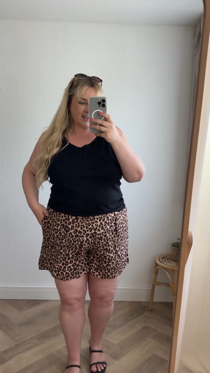 Leoshorts 🐆

#plussizefashion #muster #shorts #curvy #summeroutfit #leo

#LTKdeutschland #LTKplussize #LTKsummer