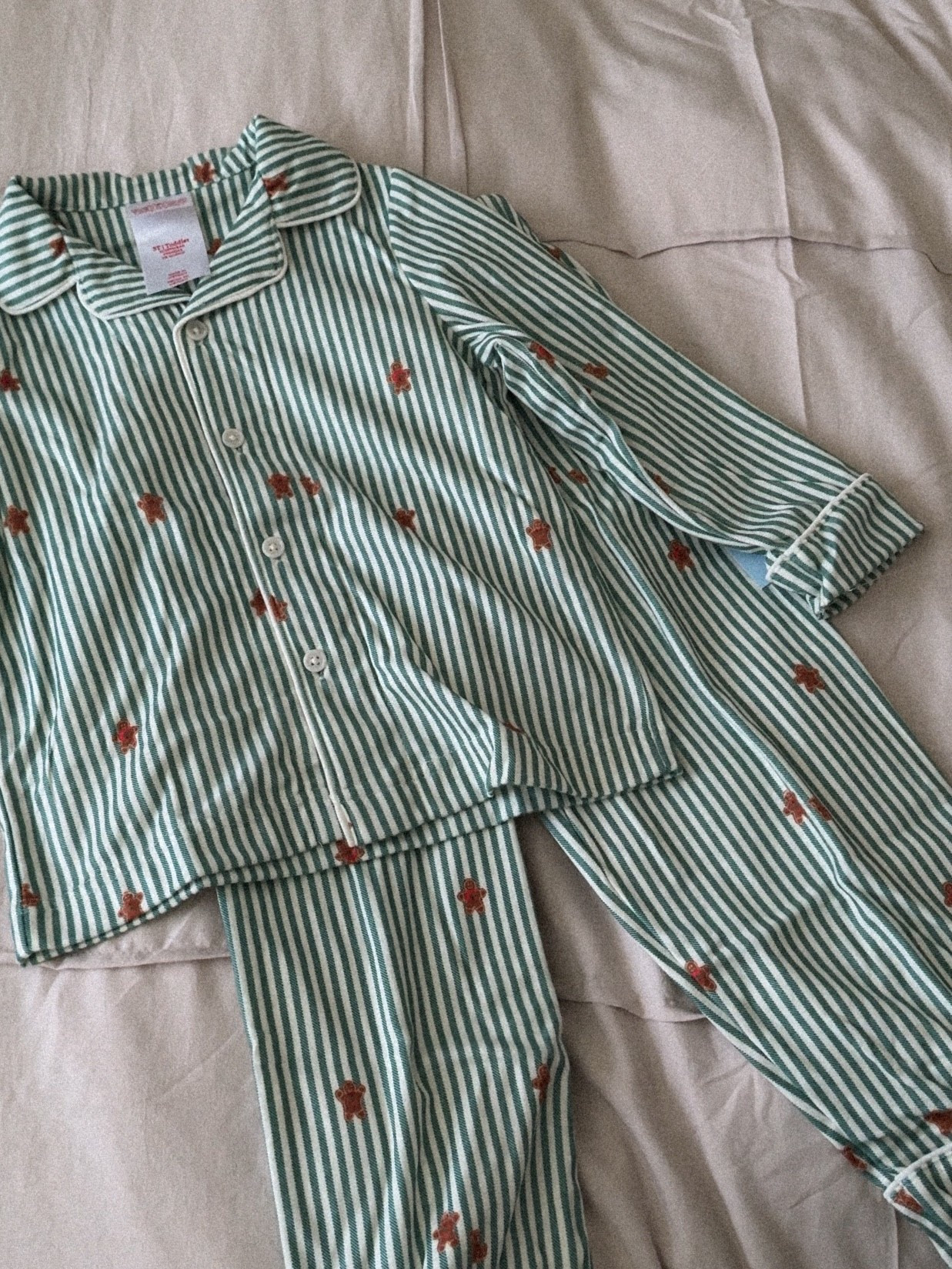 gingerbread man matching family pjs? yes plz 😍🎄they’re 30% off rn!
#familypjs #christmaspajamas #matchingpajamas #holidaypjs #toddlerpajamas #targetfinds

#LTKFamily #LTKHoliday #LTKSaleAlert