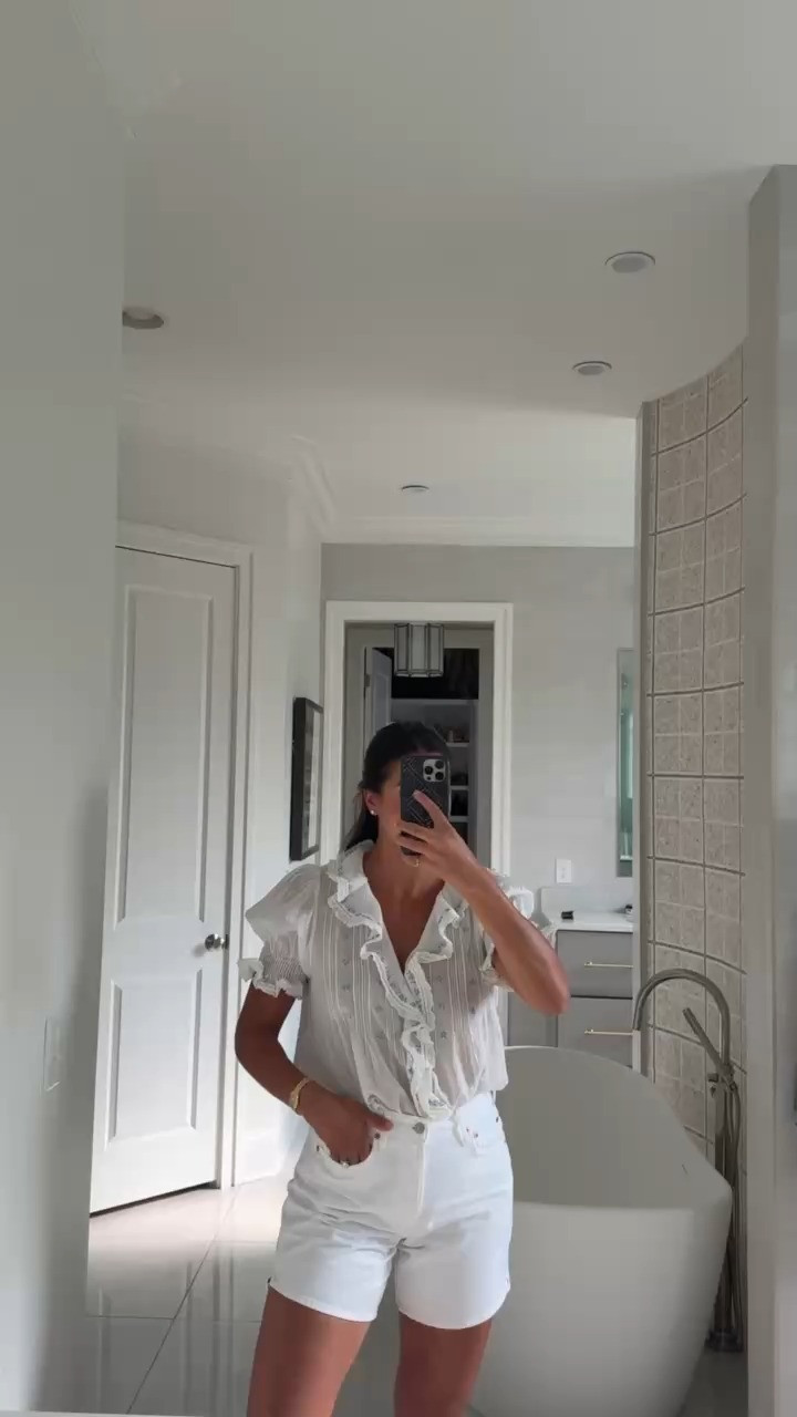 I loveee the ruffles on this top!

tts: M

tuckernuck, citizens shorts, denim shorts, white denim shorts, doen tops, doen, doen clothing, summer fashion, summer outfits, grace white 

 

#LTKgrwm #LTKootd #LTKMothersDay