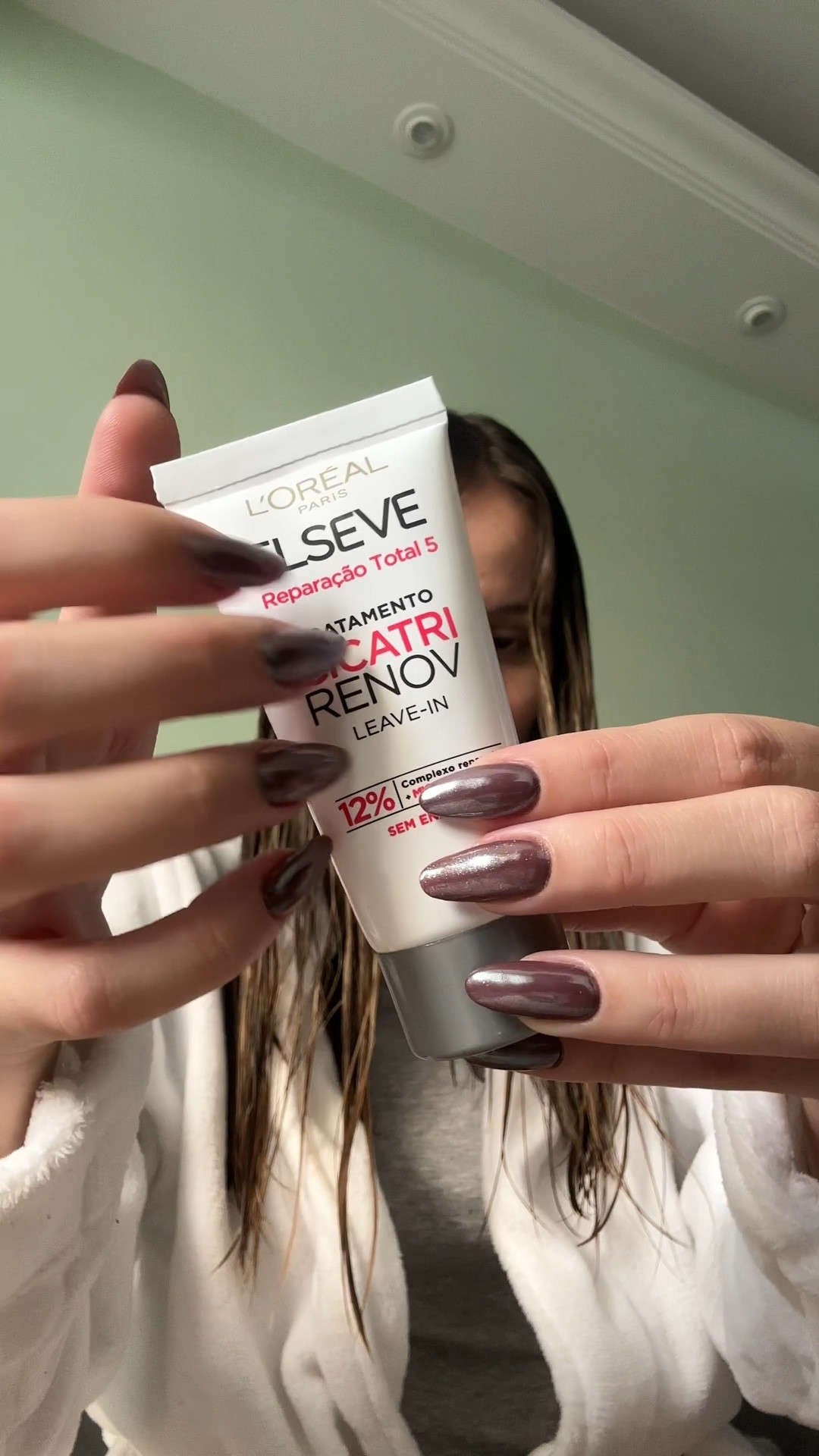 O Cicatri Renov da Elseve L'Oréal Paris é um produto para cabelos danificados que ajuda a reparar os fios, selar as pontas duplas e proporcionar mais brilho e maciez aos cabelos.

Ele também pode ajudar a controlar o frizz, pois sua fórmula é projetada para reparar os danos nos fios, selar as pontas duplas e proporcionar uma aparência mais suave e brilhante ao cabelo.

( claro que o resultado pode variar de acordo com a gravidade do frizz e tipo de cabelo) 


#LTKbeauty #LTKbrasil #LTKVideo