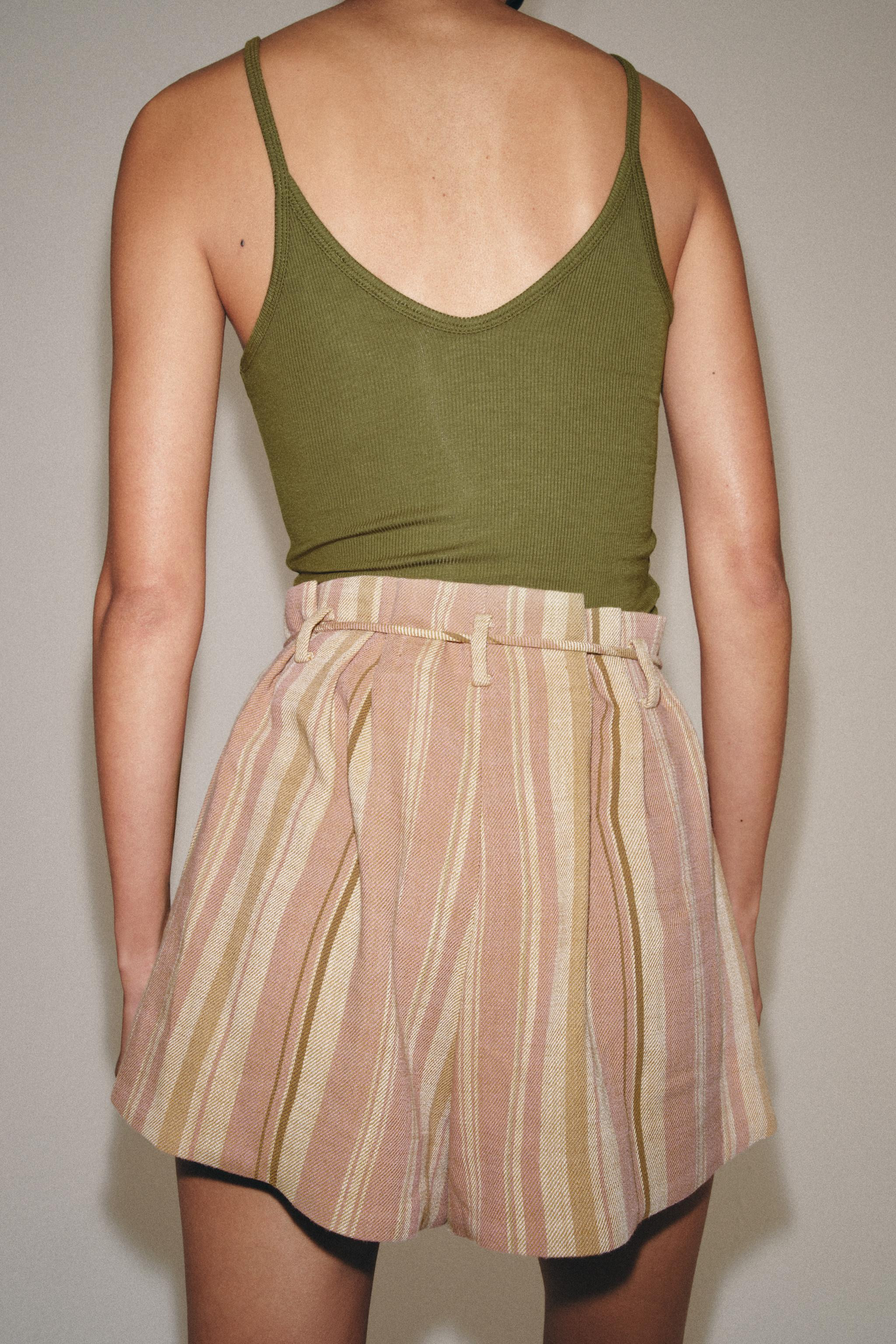 ZARA WOMAN COLLECTIONMid-rise shorts with belt loops. Adjustable belt with ties. Side pockets. Fr... | Zara US