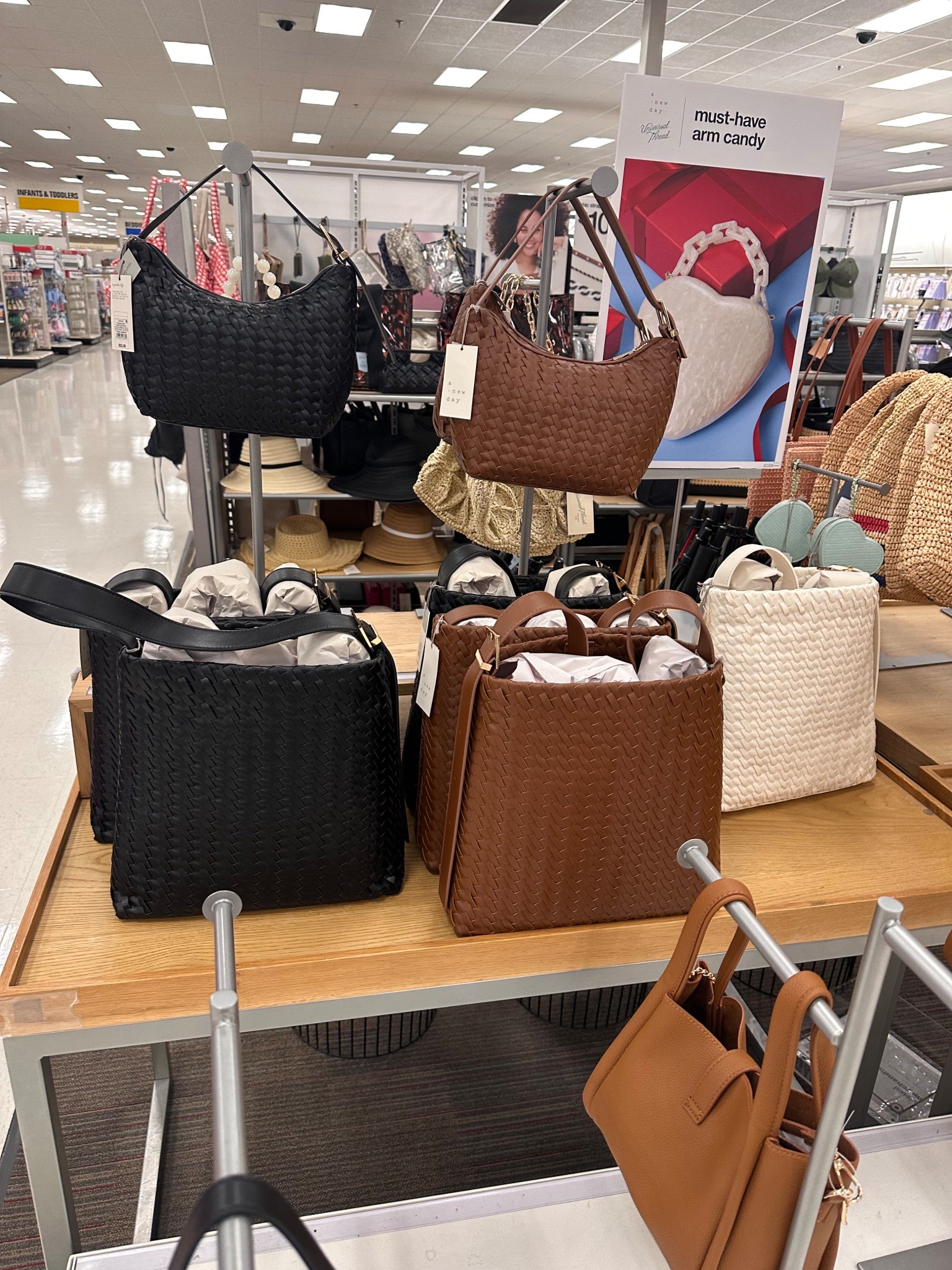 Woven faux leather bag for under $35

Summer purse | affordable luxury | affordable purse | bags 

#LTKFindsUnder50 #LTKSummerEdit #LTKSeasonal