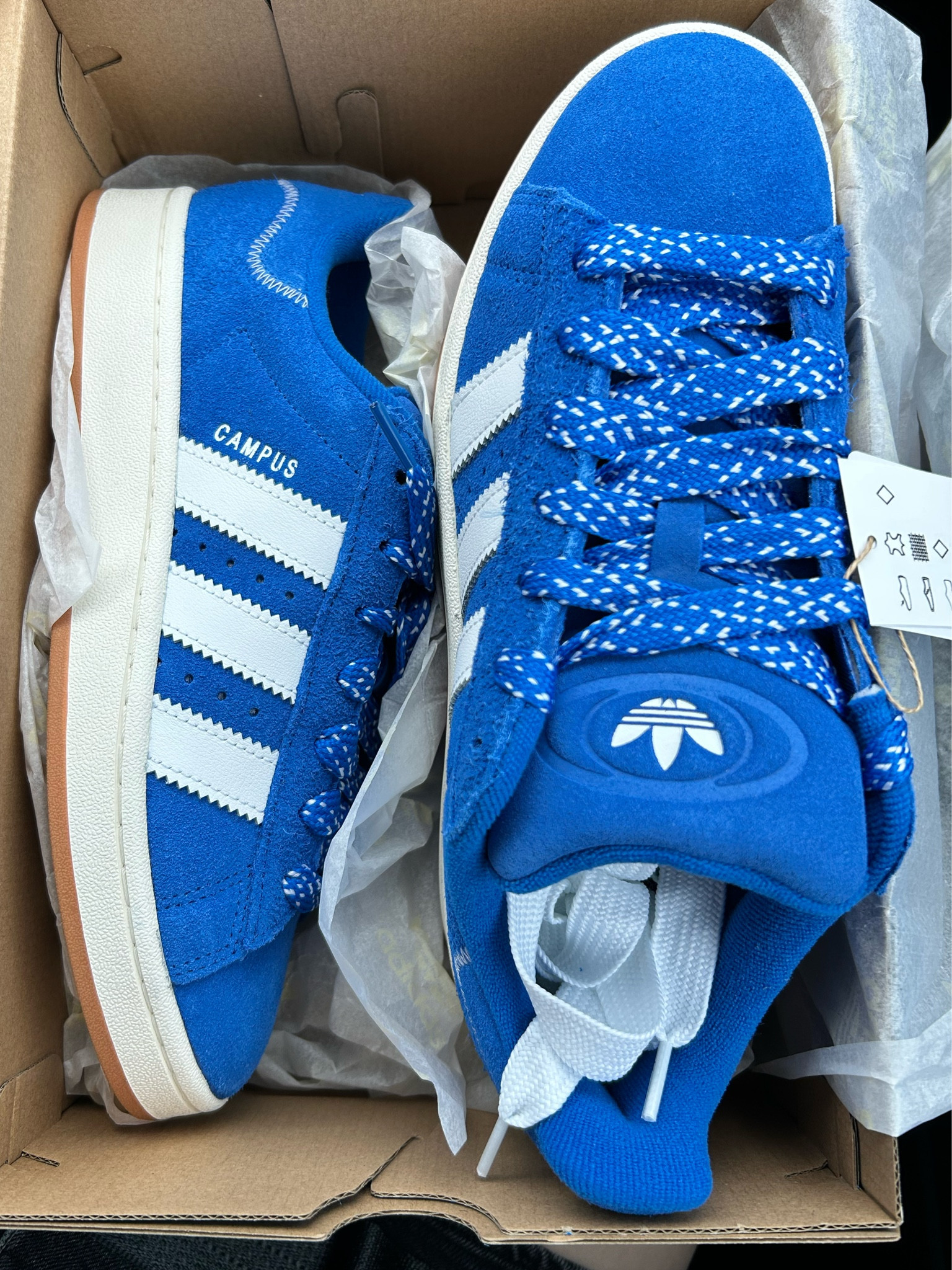Obsessed is an understatement💙
I’m usually a size 10 in shoes, but I did have to size down to a 9 in these!