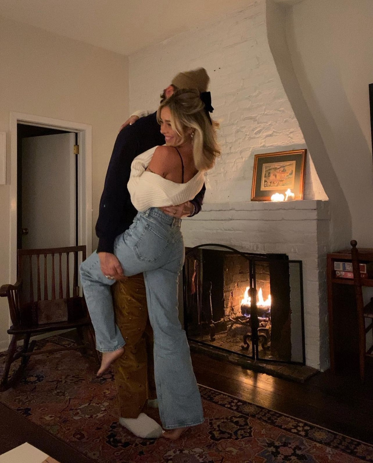 I size up one size to a 26 in these jeans! So comfy and currently on sale. I wear regular length 🤍 
Get these pieces 25% off + an extra 15% off the jeans with code DENIMAF until 2/12/24 

#LTKsalealert #LTKMostLoved #LTKSpringSale