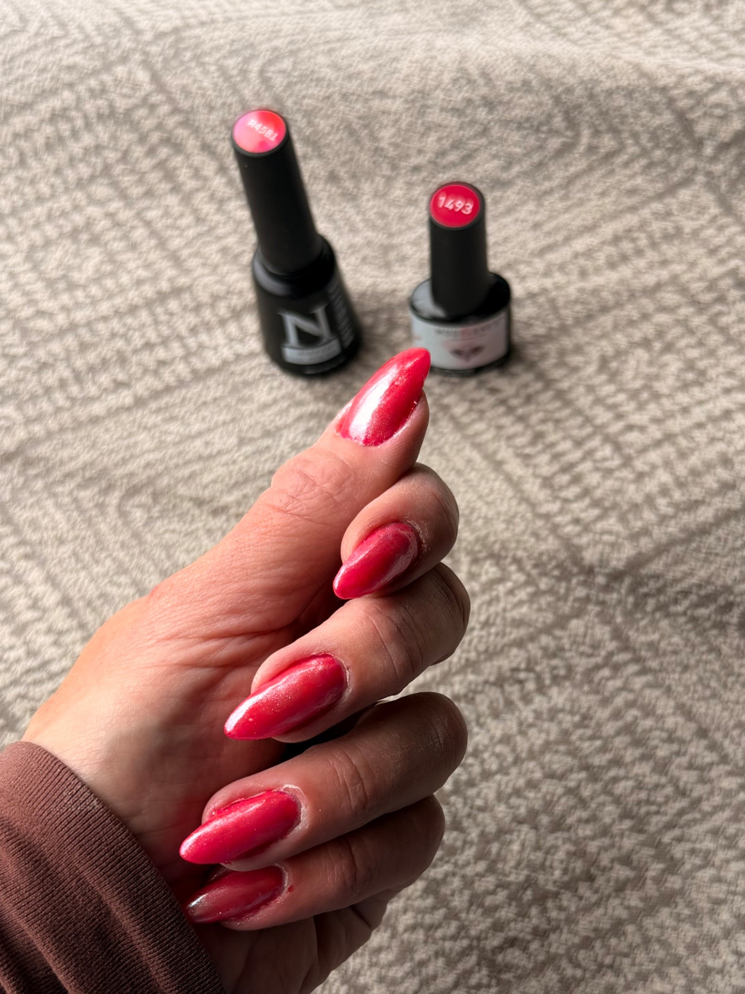 Pinkish red + chrome💅🏼
Modelones #1493 first, then noirwhite #R4581, next rub chrome on, then top coat ✨

#LTKBeauty