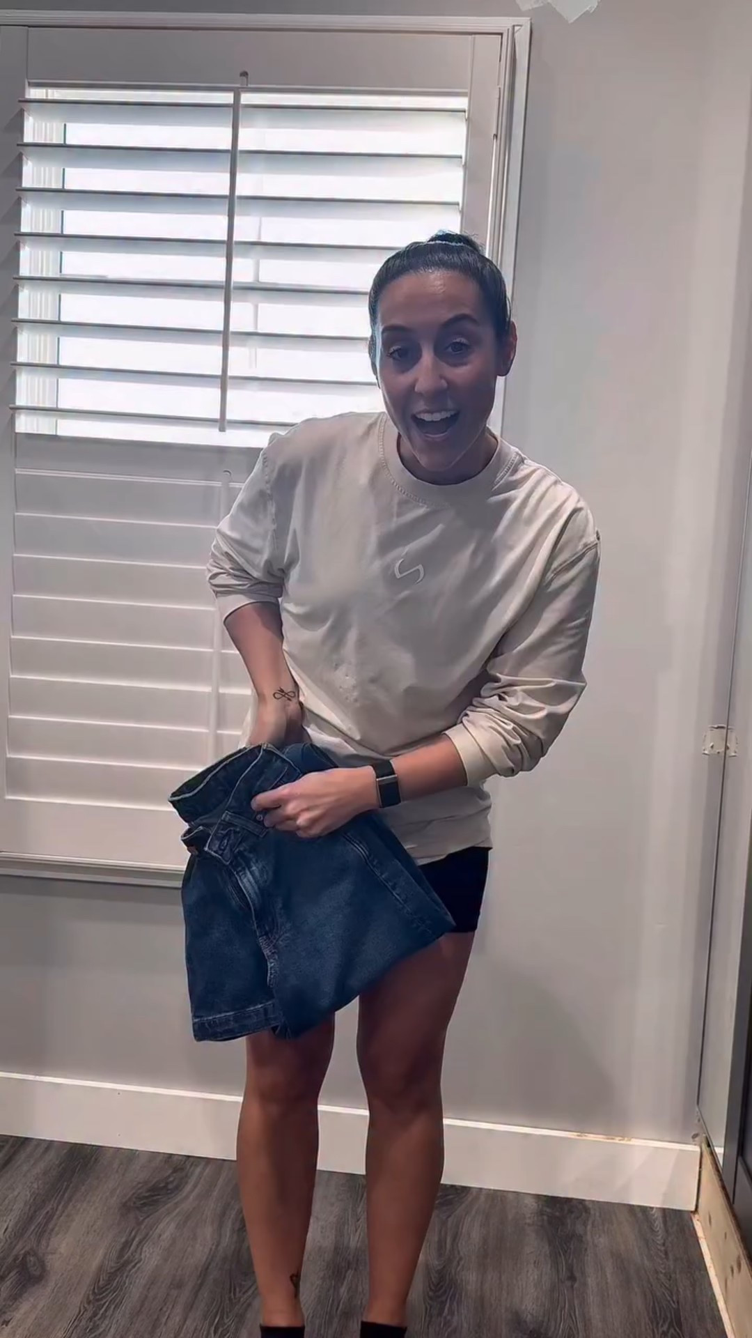 Probably my new favorite jeans. Wearing 24R

@gap - Curvy High Rise Stride Wide Leg Jeans

#GapPartner #outfitinspo #fashion