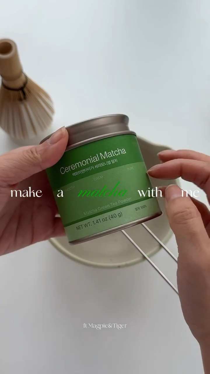my morning ritual ft @magpie.and.tiger.global’s matcha 🍃

they also have hojicha + mugwort powders if you want less caffeine intake! ◡̈ 

#matcha #matchalatte #matchapowder