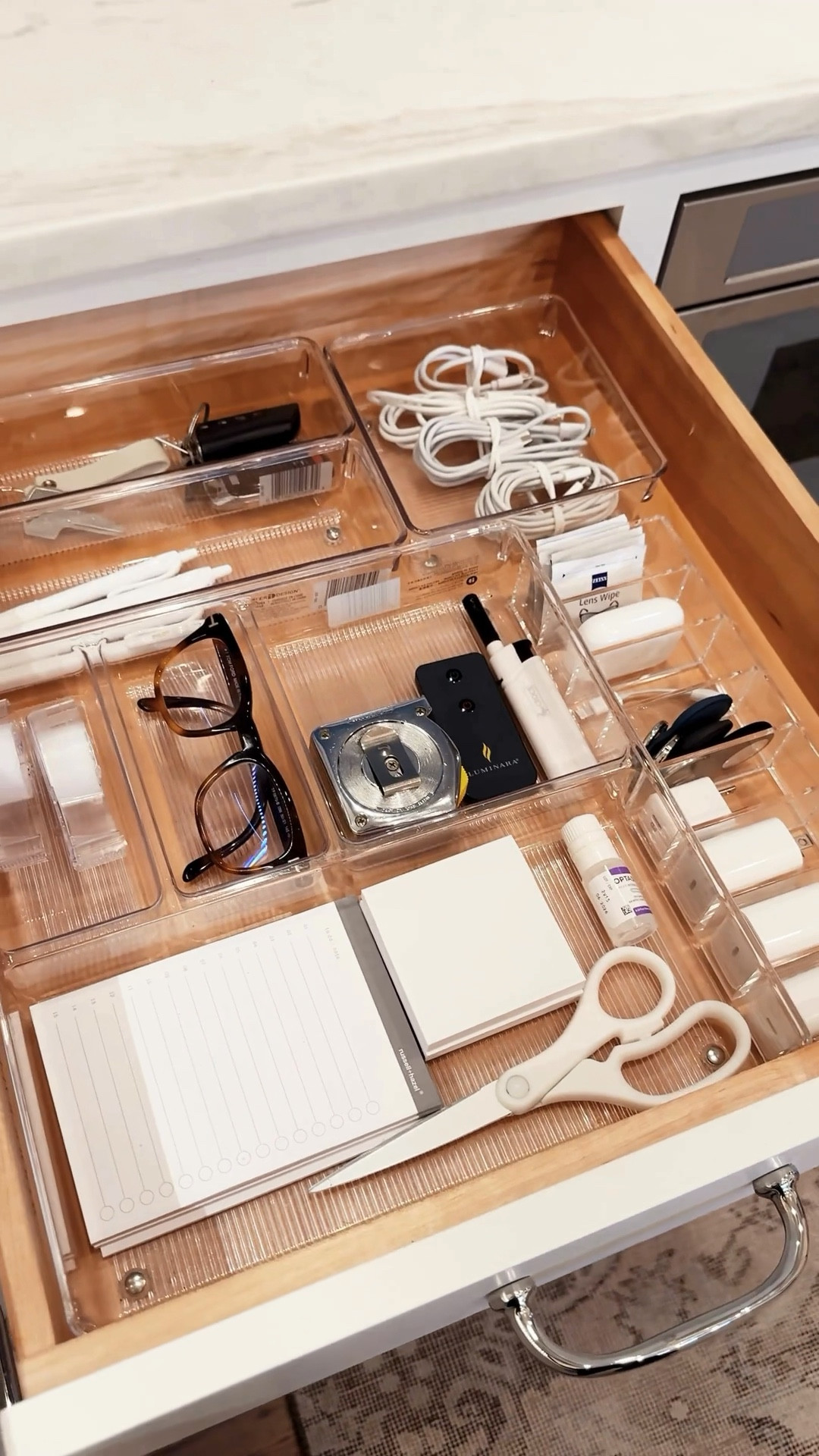 Organize the junk drawer with me. 🤍

Today I'm showing you how I organize a junk drawer for all the essentials and more. I used a few simple drawer organizers to make this drawer both functional and organized! ✨

Thanks for watching! 😊

✨ For the drawer organizers I used just comment LINKS!

#organizingtips #homeorganization #womenover50 #2026reset #drawerorganization