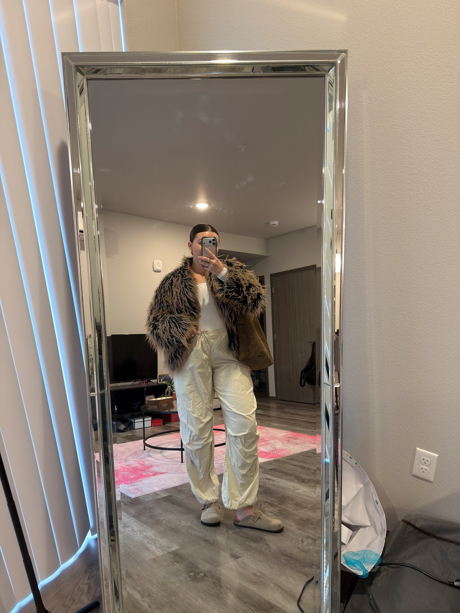 What a small business owner in her 20s is wearing for meetings 🤭 I love me a good cargo pant and it was so fun pairing it with a fur coat!

I’m wearing a M jacket and bodysuit, size L pants and size 9 clogs 

#LTKootd #LTKWorkwear #LTKMidsize