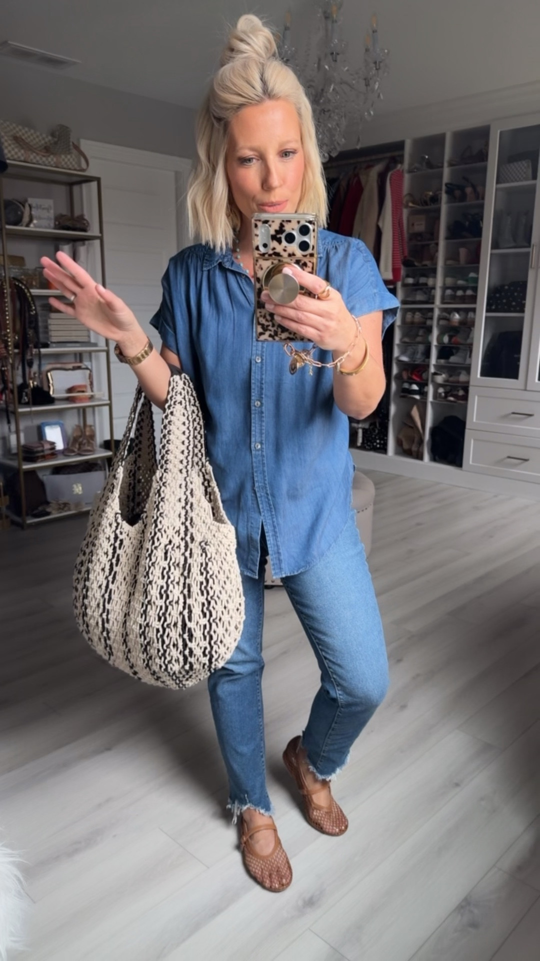I love this chambray top!!! It will literally go with everything!!!!
⬇️⬇️⬇️
Top small
Jeans size 6
Shoes TTS

#LTKgrwm #LTKootd #LTKSeasonal