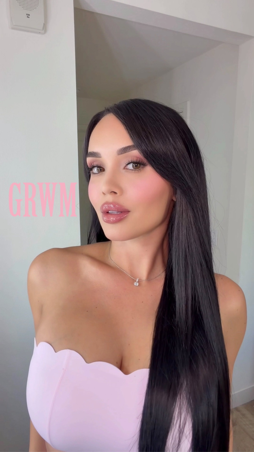 Products:
Foundation, blush & compact powder: DIOR
Bronzer LAURA GELLER  
Corrector MAKE BEAUTY 
Lip gloss YSL