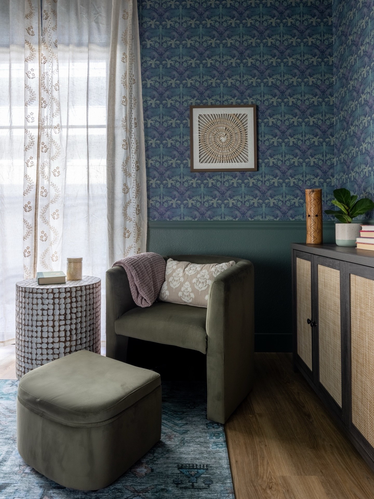 A calm corner in the Collector’s Nest ✨ 
Soft layers, thoughtful details
.
Photo by @stillhauscreative 
.
.
.
#livingroomdesign #austindesigner