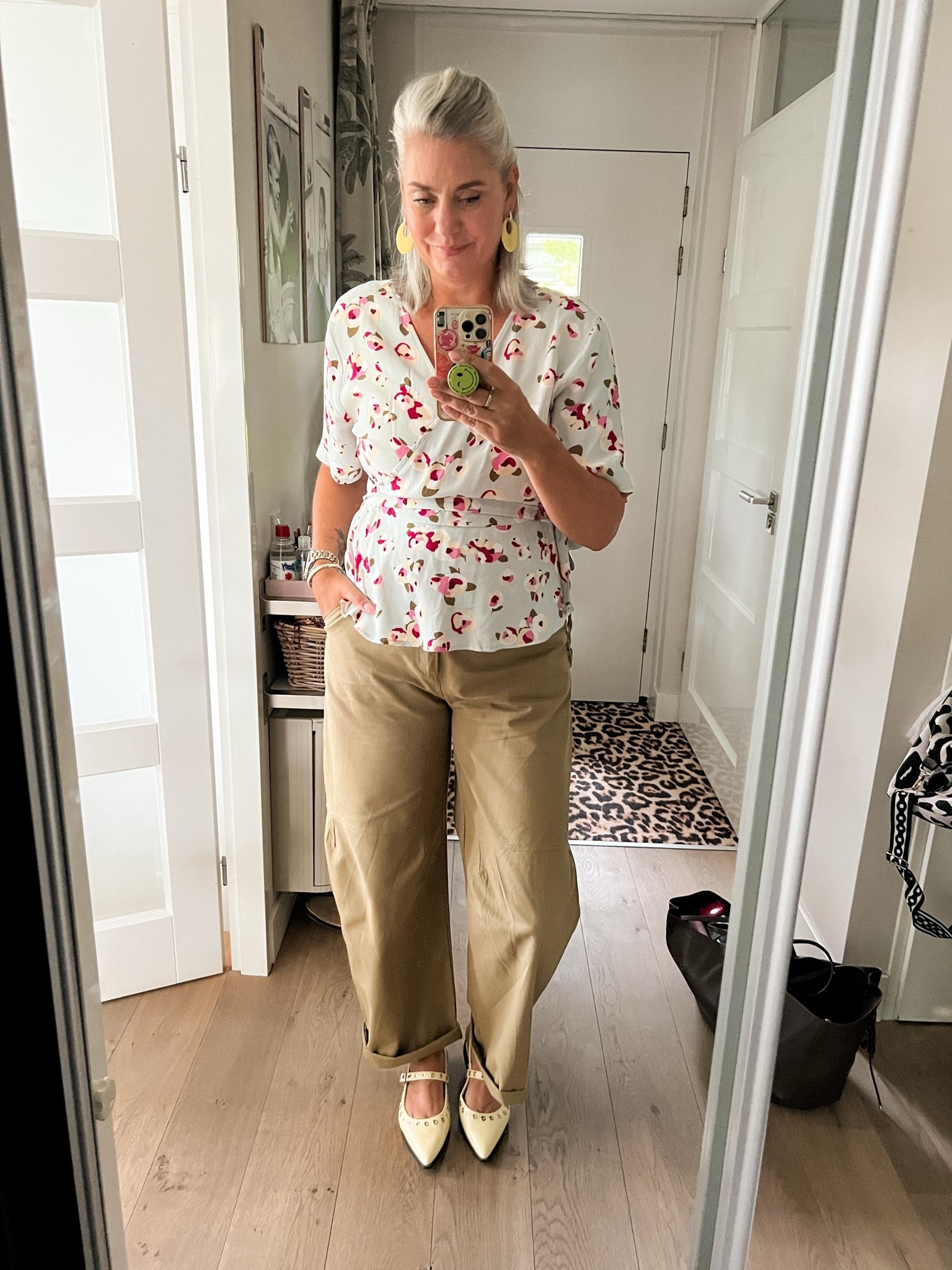 OOTD - Maandag. Wikkelblouse van Hema (L) op een khaki barrel fit broek (https://most-wanted-nl.mtpc.se/6314581 maat XL/tall), botergele slingback sandaaltjes.

#LTKnederlands #LTKeurope #LTKsummer