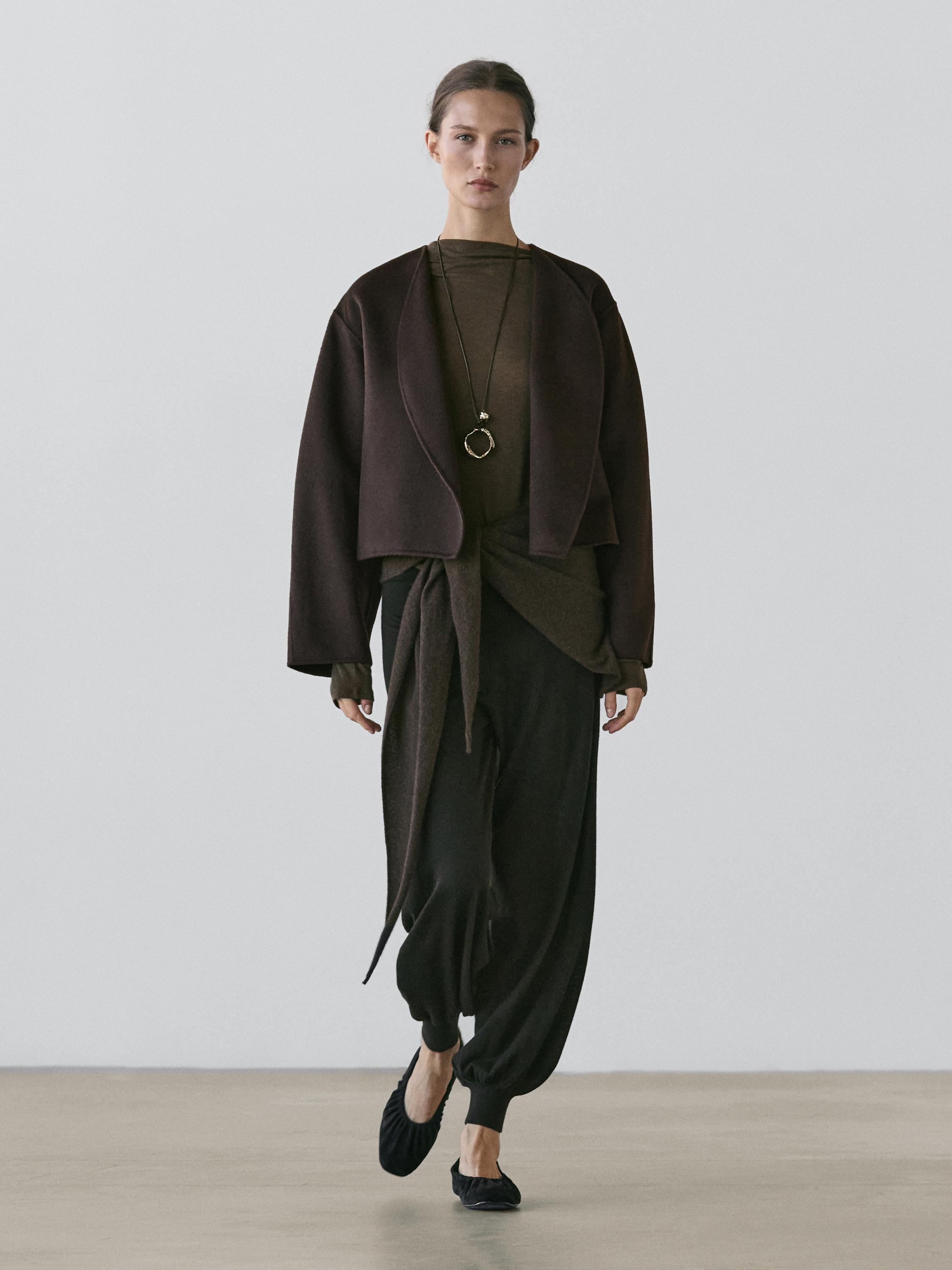 Kurzer Mantel mit abgerundetem Revers | Massimo Dutti DE