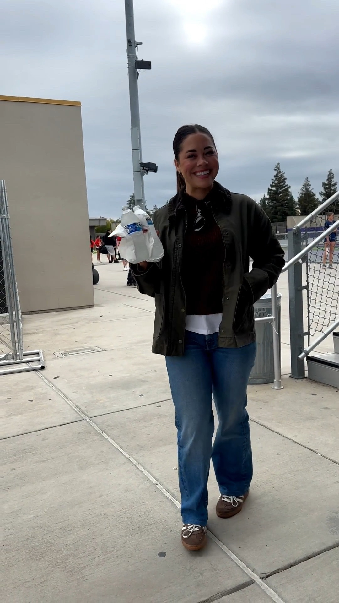 If you’re anything like me- hearing the temperature doesn’t directly translate to what to wear. The day at 68 light clouds with very little breeze. I was outside for 2 hours and was never too hot or too cold- i was perfectly comfortable! #dressingfortheweather 