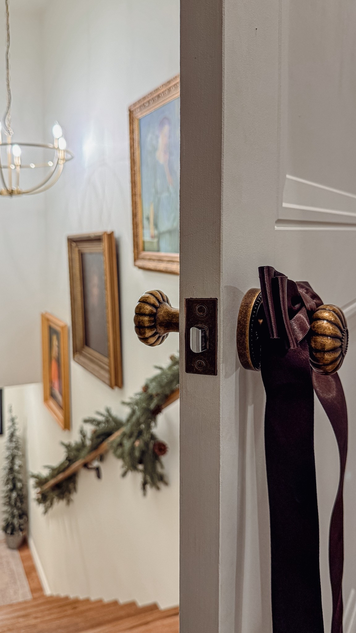 A peek into the stairwell 🚪

#LTKFindsUnder50 #LTKHoliday #LTKHome