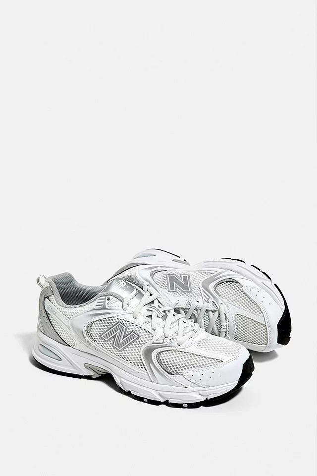 New Balance – 530 Sneaker in Weiß und Silber | Urban Outfitters (EU)