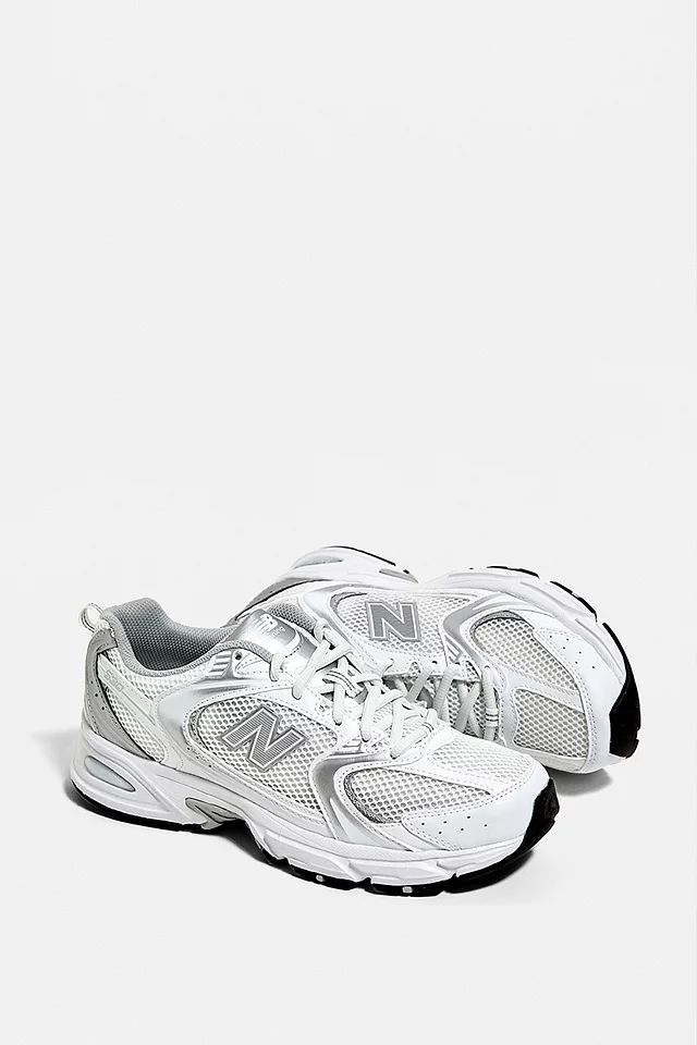 New Balance – 530 Sneaker in Weiß und Silber | Urban Outfitters (EU)