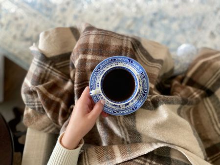 The perfect cuppa and a beautiful blanket ☕️