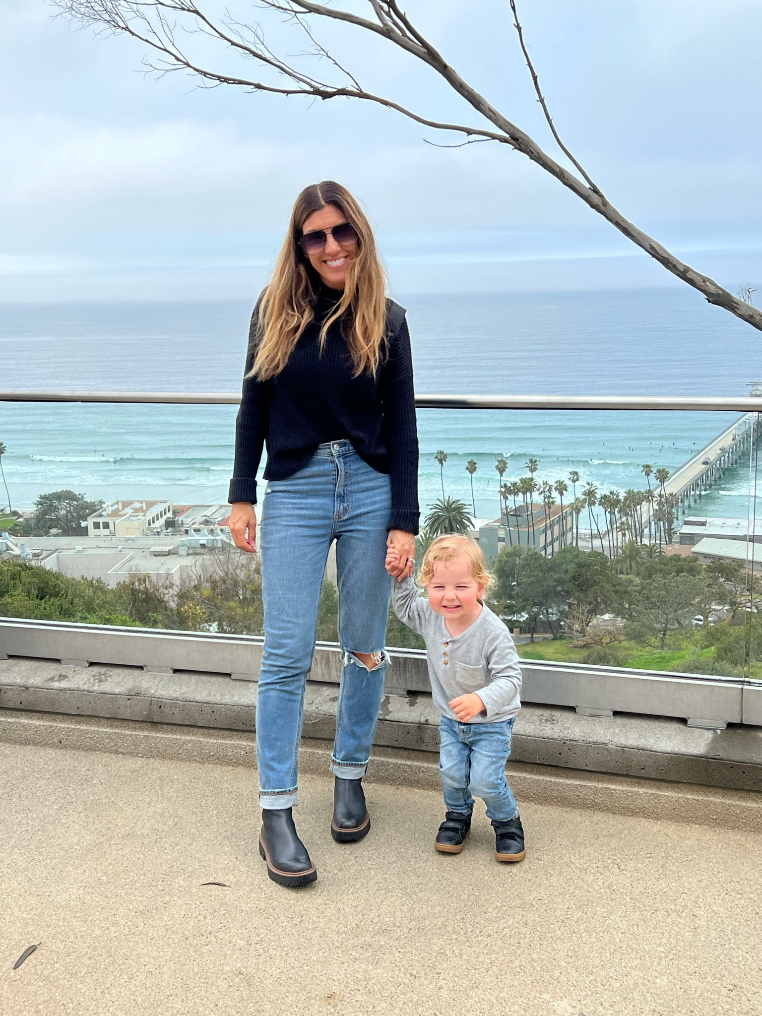Casual outfit idea 🖤 


#outfit #outfitidea #momstyle #abercrombie #momjeans #chelseaboots #casualstyle #everydaystyle #springoutfit #springstyle #neutralstyle

#LTKunder100 #LTKstyletip #LTKFind