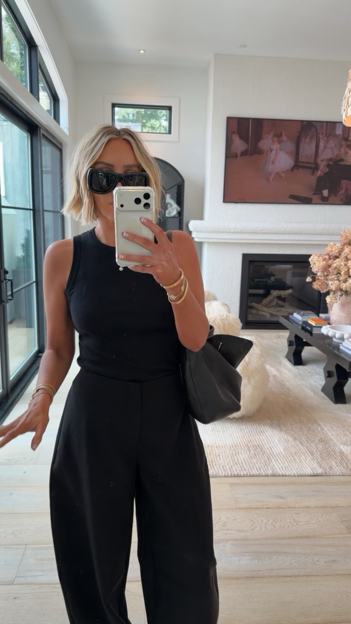 These pants are a must have 🖤🖤🖤