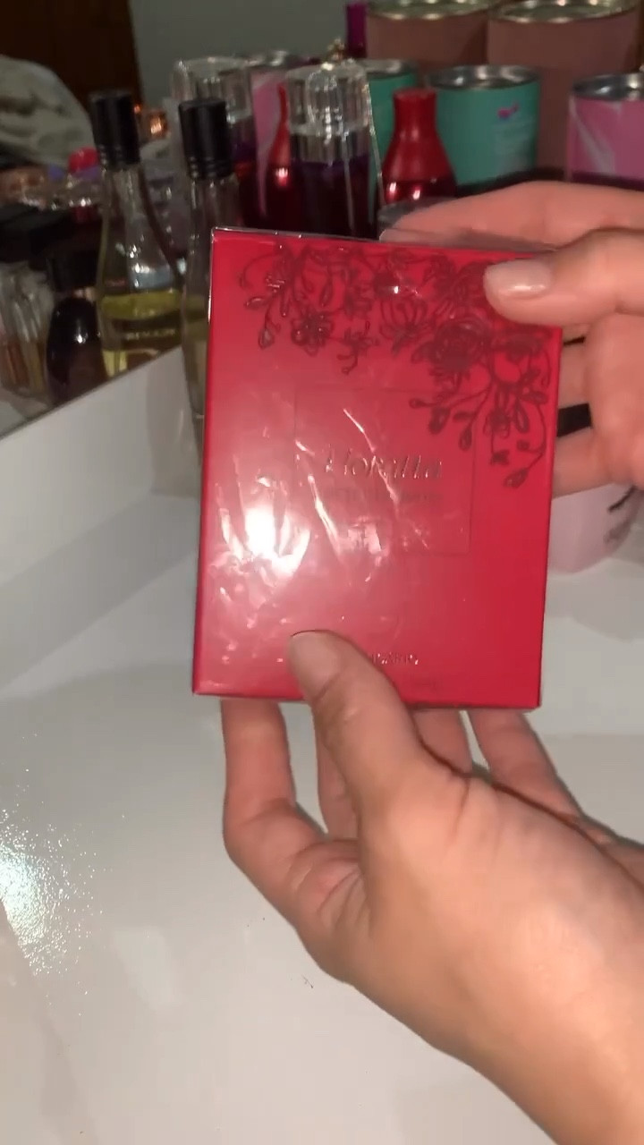 Eu adoro os perfumes da Boticário, primeiramente porque ele possui excelente fixação e durabilidade que valem muito a peça você ter várias fragrâncias.

Floratta Red Blossom é um desodorante colônia o Boticário feminino floral frutal. Traz uma fragrância vibrante, luminosa e floral, que guia aos novos romances.

O Desodorante Colônia Floratta Red Blossom, o Boticário, é uma fragrância inspirada em Floratta Red, com um toque de sensualidade, frescor e leveza no seu dia a dia.


#LTKSale #LTKbrasil #LTKFind