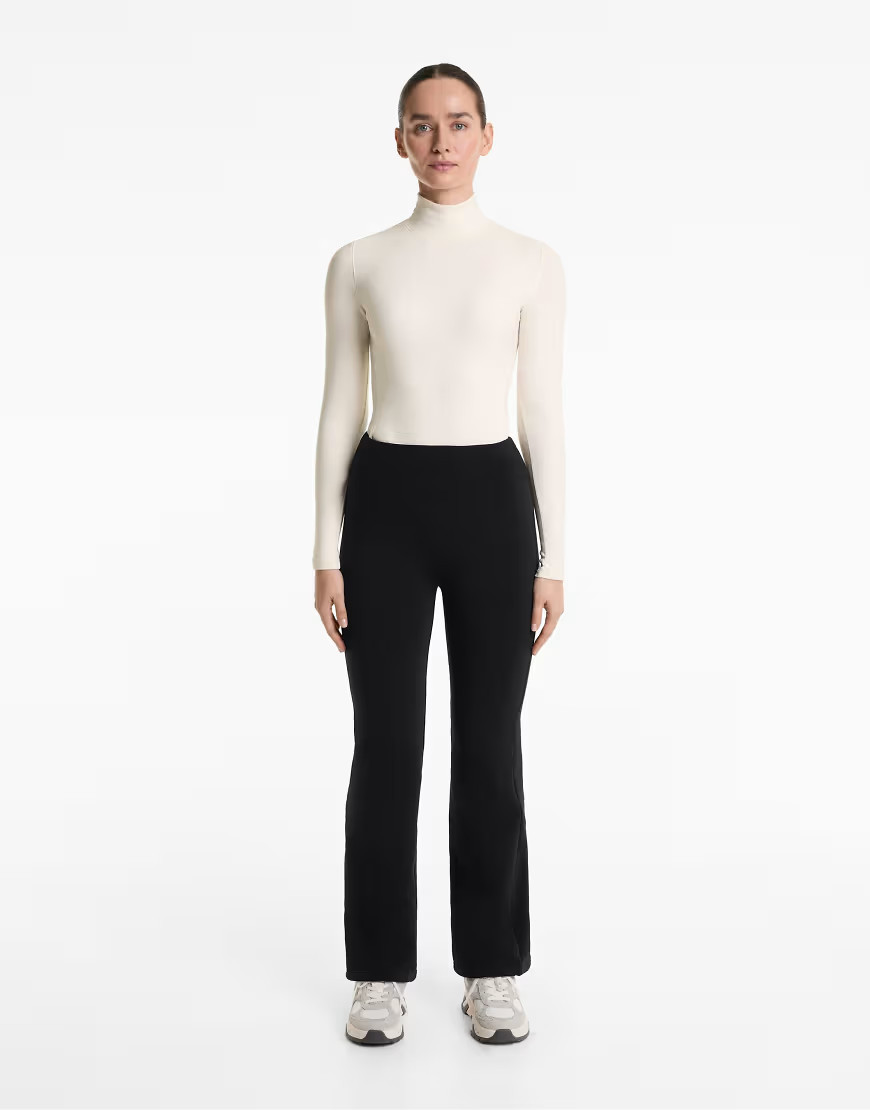 OYSHO – Nahtlose, ultrawarme Bootcut-Hose in Schwarz mit hohem Bund | ASOS (Global)