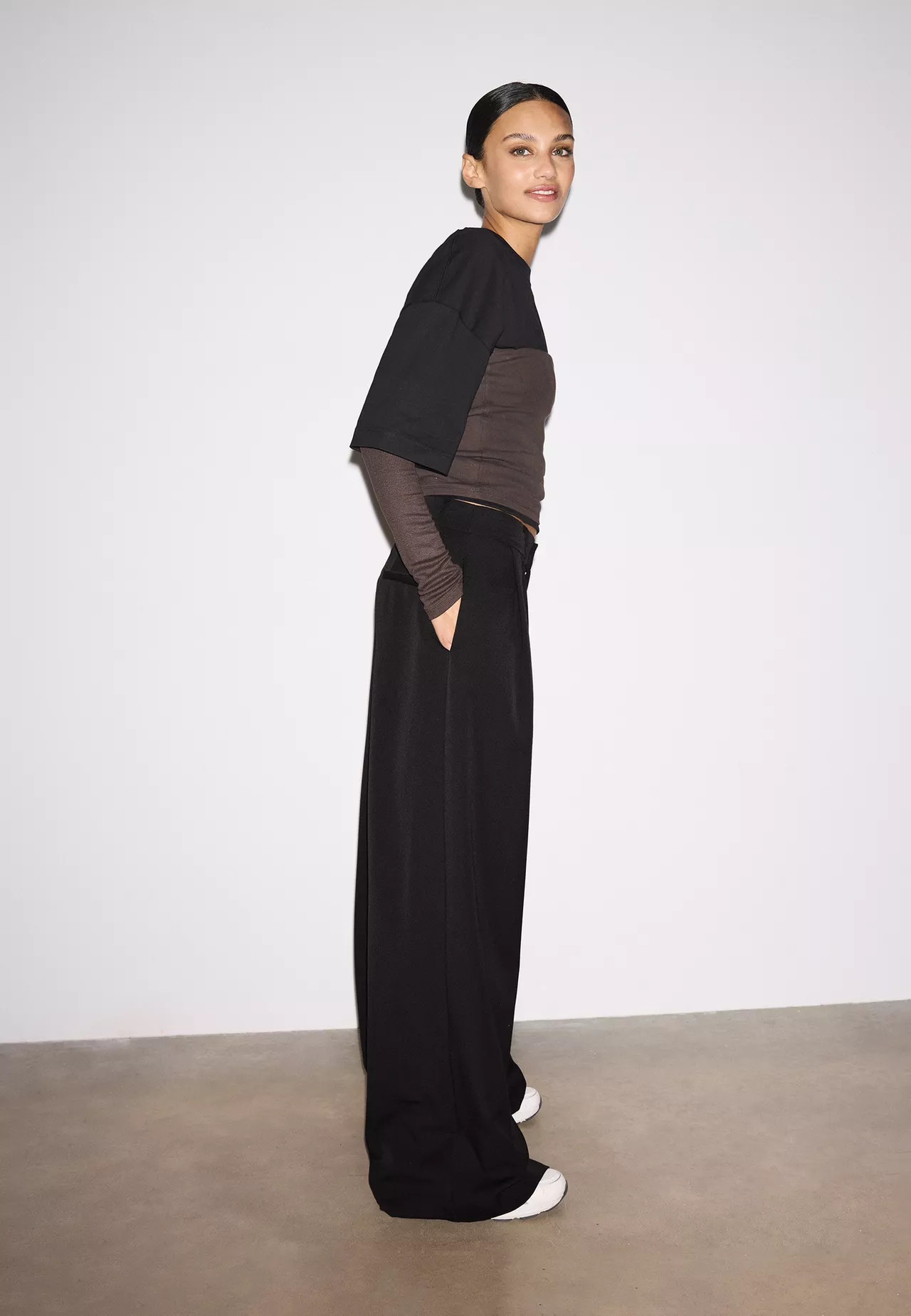 Wide-leg tailored trousers with darts - Women's fashion | Stradivarius United Kingdom | Stradivarius (UK)