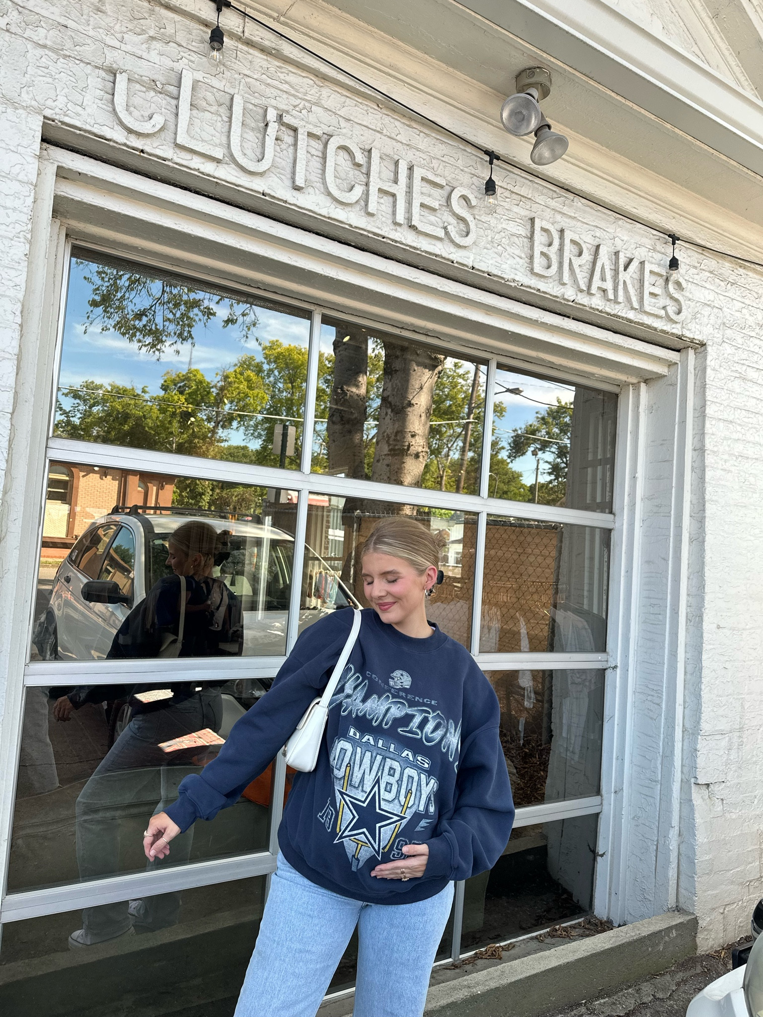 wearing a size large in sweatshirt + 4/27 in jeans 

#LTKfindsunder100 #LTKSale