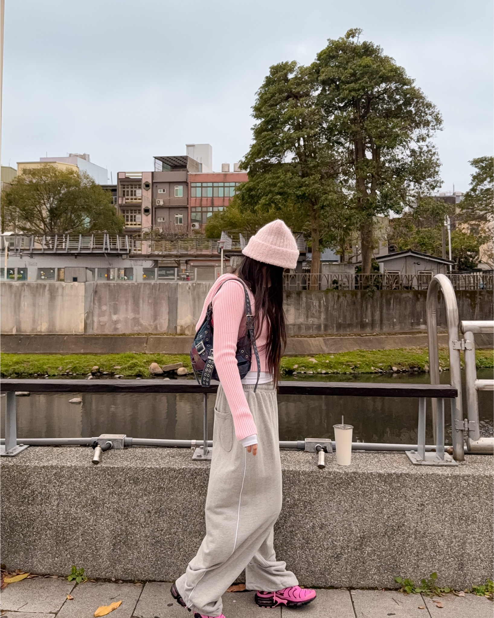 have that perfect baggy fit while still snatching my waist. I paired them with a slim-fit knit zip-up top that really flatters the figure. Plus, the color just brightens up the whole look!
My Stats:
• Height: 159cm
• Waist: 26-27"
• Top: Size M (Sized up for comfort)
• Bottom: Size S

#SpringVibes #PinkAesthetic #OOTDSpring #PastelStyle #PetiteStyle

#LTKPetite #LTKootd #LTKSpringSale
