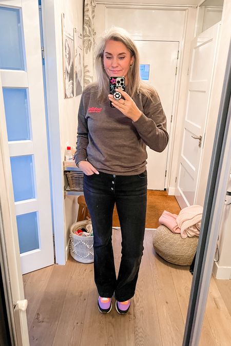 Ootd - Monday. Working at a show today so I am in ‘uniform’. Dark heather grey sweatshirt with black flared jeans (Zara) and colorful Puma sneakers. 



#LTKeurope #LTKover40 #LTKmidsize