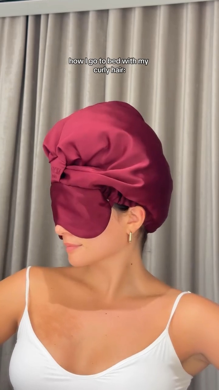 I don’t know what I ever did before my @keypbeautiful Keyp asleep bonnet and @aveda nutriplenish overnight serum. Have you tried our bonnet yet? Let me know how it has helped your beauty sleep!! 💤 

#curly #curlyhairstyle #longcurlyhair #curlyhairtips