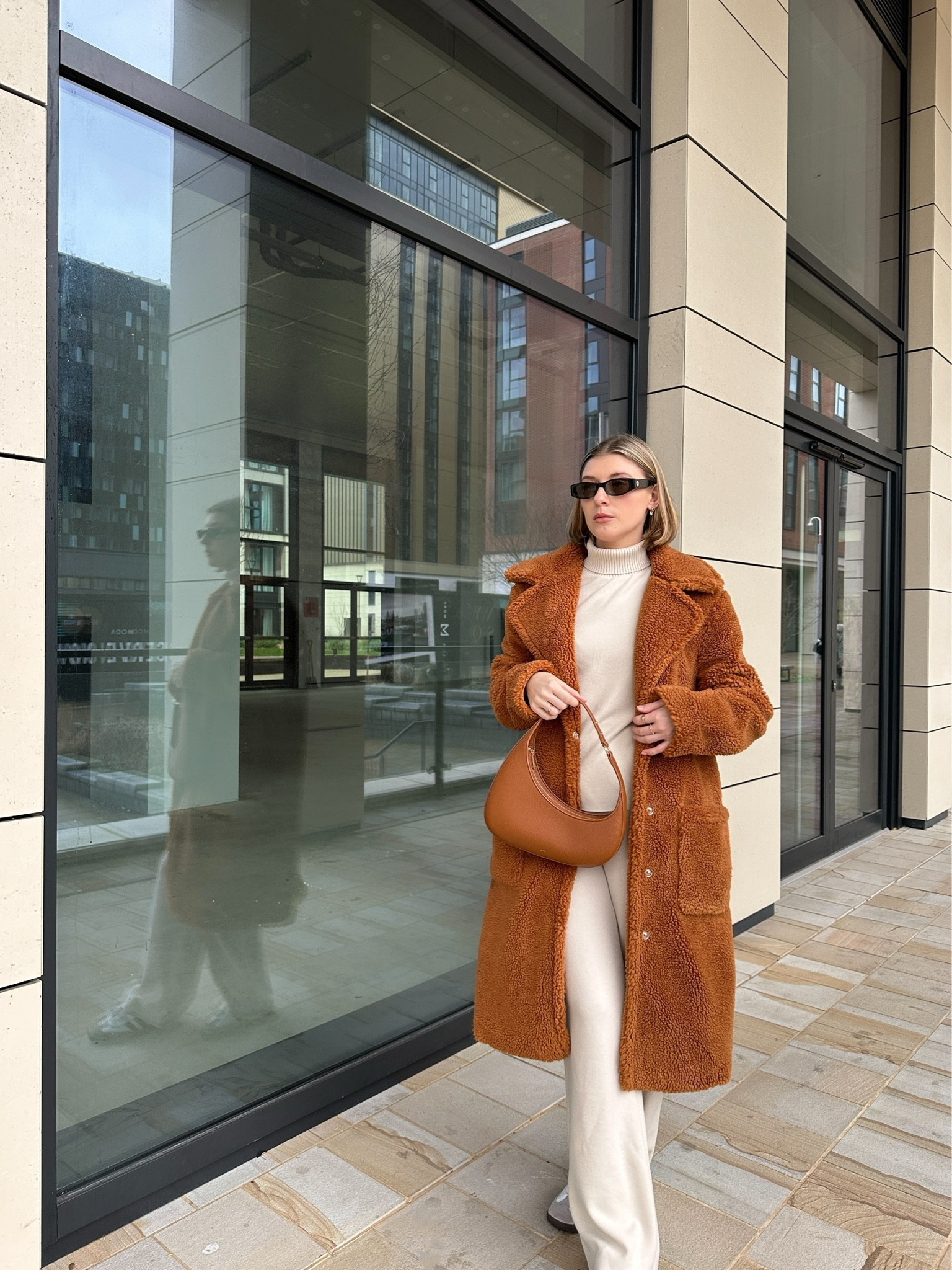 Comfort 🤝 style, a big yes from me. #comfystyle #minimalfashion #minimaliststyle #neutrals #basics #mobwife 