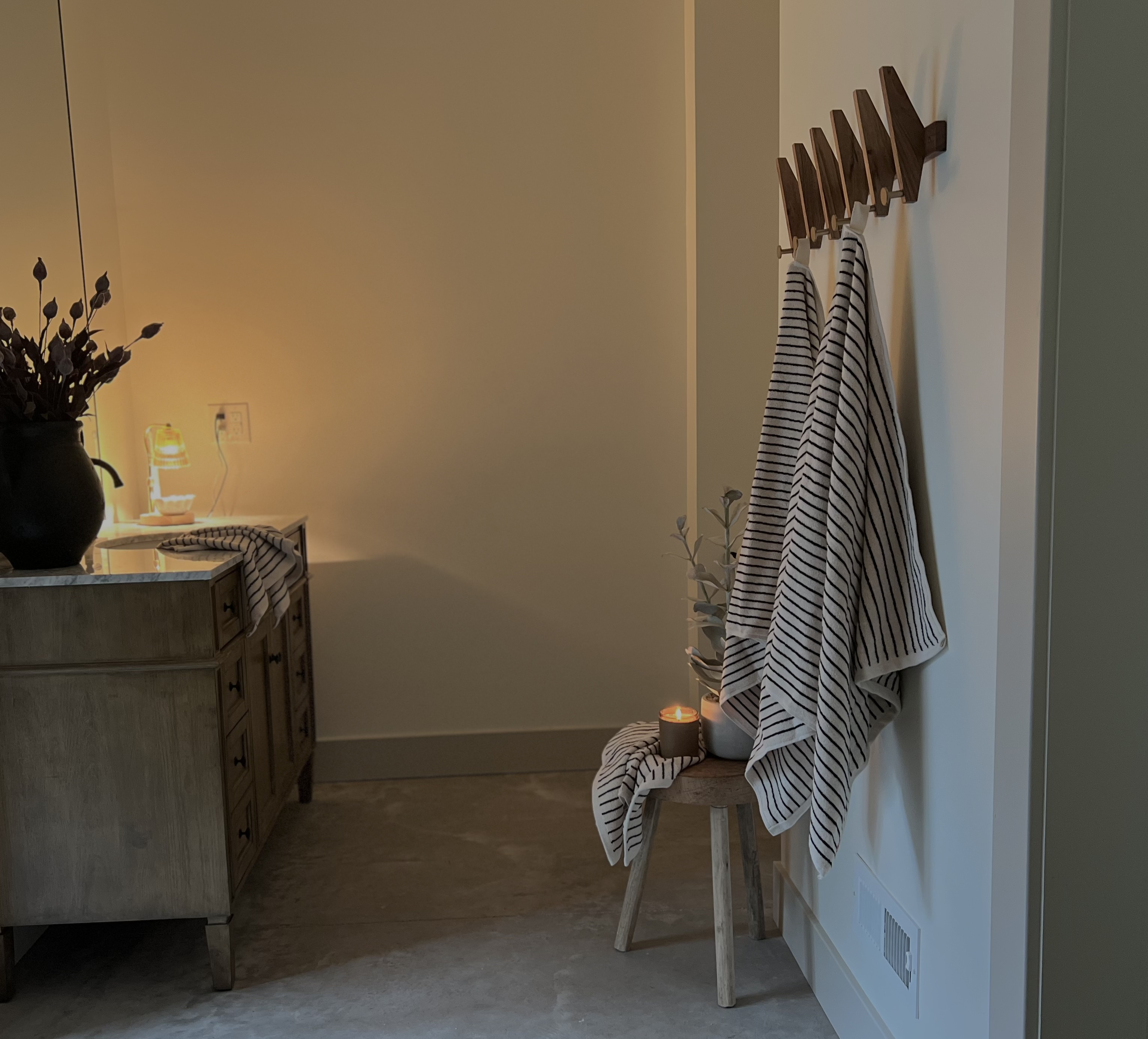The most incredible oversized, thick, comfy towels… that check all of the aesthetic & practical boxes! 