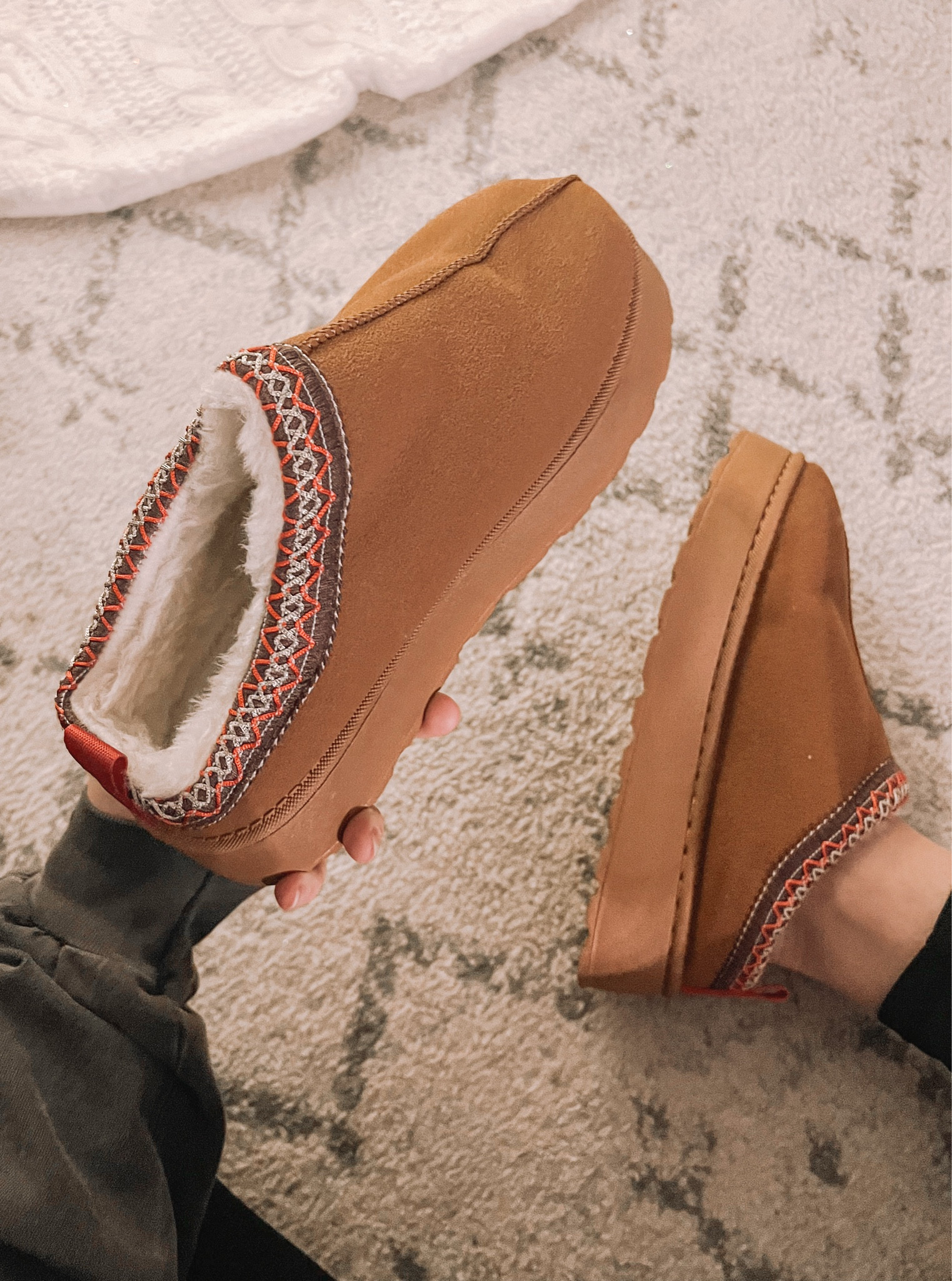 Cozy chunky sole fuzzy slippers, look a likes, dupe, chestnut, multiple colors, UGG inspired, faux fur

Size 8