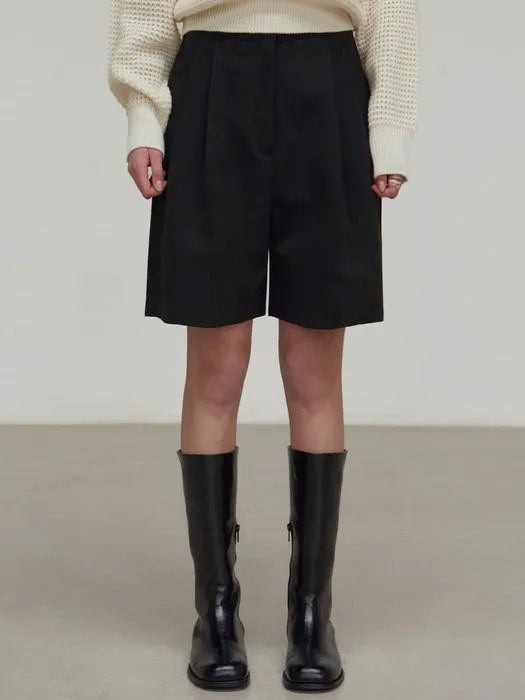 Two Pintuck Bermuda Pants (Black) | W Concept (US)