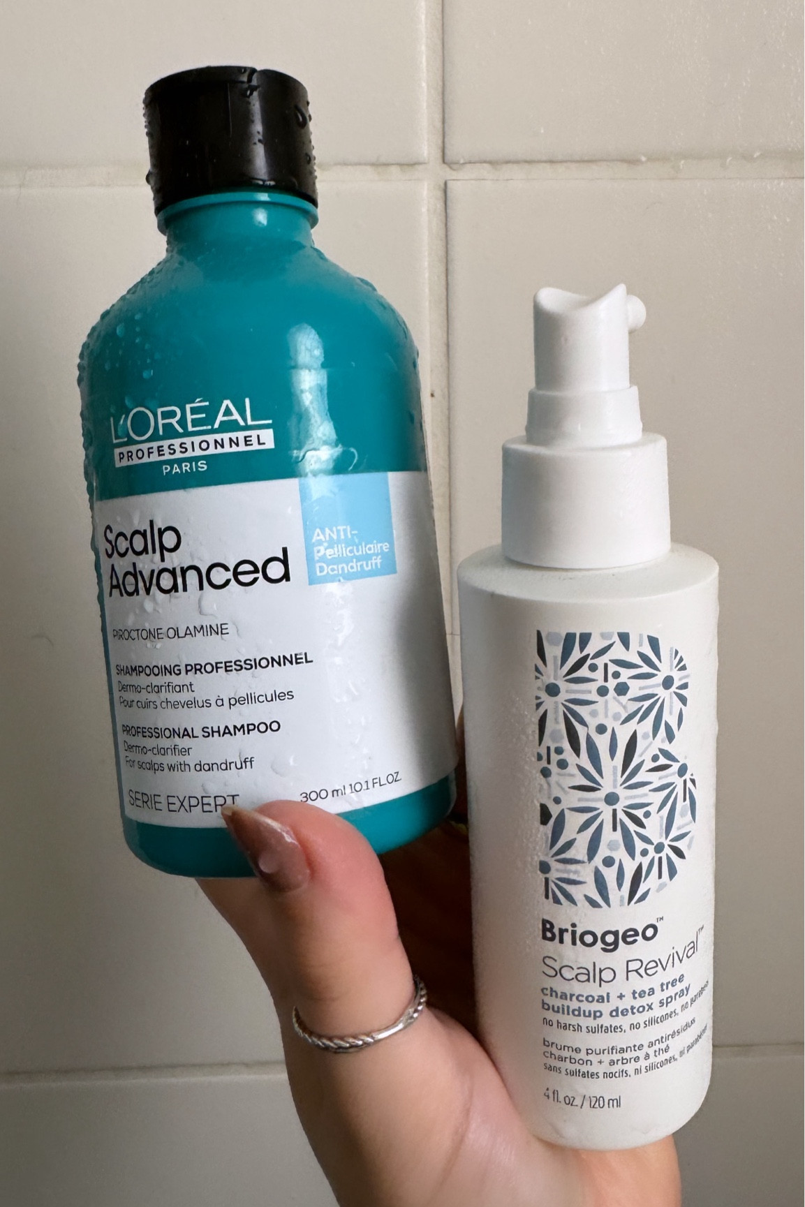 Duplinha que tem aumentado a saúde do meu couro cabeludo e até reduzido a queda de cabelo! 

Spray de limpeza Scalp Revival Charcoal + Tea Tree Buildup Detox de Briogeo: Ele faz uma esfoliação leve do couro e elimina suavemente o acúmulo de produtos. 

Shampoo Scalp Advanced de L’Oréal Pro: é um shampoo calmante  indicado para quem sofre de caspa e descamações do couro cabeludo. Faz uma espuma cremosa e limpa profundamente, deixando uma sensação de refrescância! 

Modo de uso: aplico algumas borrifadas do Spray Detox da Beiogeo no couro cabeludo umedecido, deixo agir um 10
min e aplico o shampoo por cima sem enxaguar. Massageio bem e enxáguo. Se necessário, repito a aplicação do shampoo. 
O spray eu uso 1 vez na semana e o shampoo é de uso diário. 

Limpeza de primeira!



#LTKbrasil #LTKbeauty