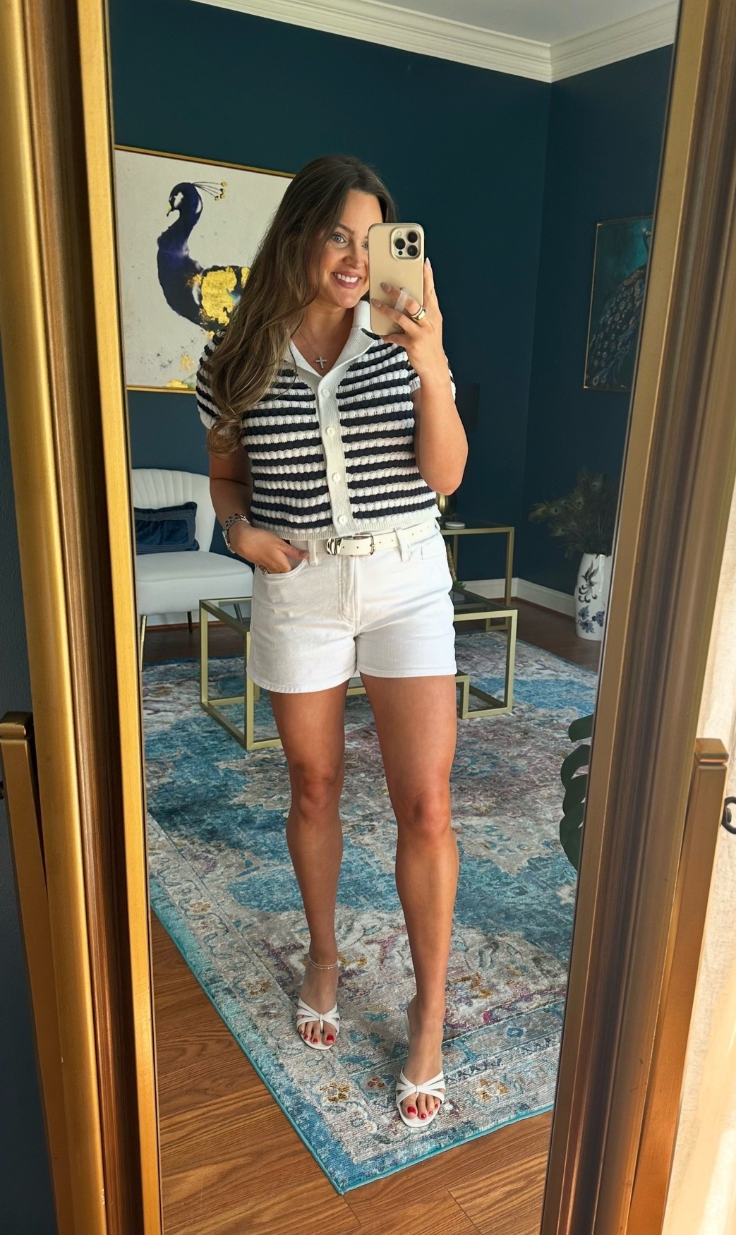 It’s feeling like Summer so I’m bringing out my white shorts 🤍