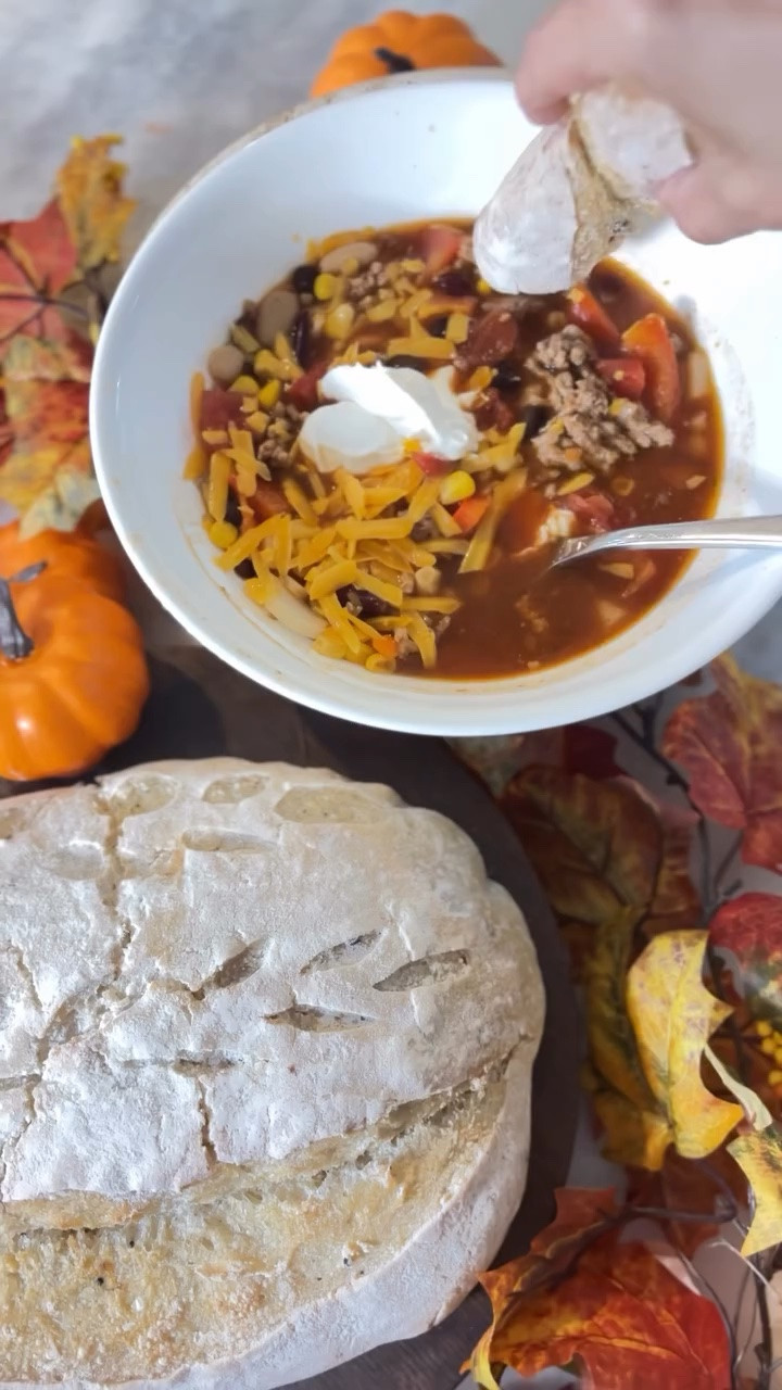 The first cozy meal of the season? Homemade chili. 🤎🍂 Simple, hearty, and guaranteed to become a family favorite. Save this recipe before the temperatures drop!

🌶️ Easy Homemade Chili

Ingredients:
• 1 lb ground beef
• 1 can (14.5 oz) diced tomatoes
• 1 cup pasta sauce
• 16 oz beef bone broth
• 1 can kidney beans, drained and rinsed
• 1–2 tbsp chili powder
• 1 tsp cumin
• ½ tsp garlic powder
• Salt & pepper to taste
• ½ onion, diced
•frozen bag of corn
•sliced bell pepper 

Directions:

1. Brown the ground beef (and onion, if using) in a large pot. Drain any excess grease.
2. Stir in the diced tomatoes, pasta sauce, beef broth, kidney beans, chili powder, cumin, garlic powder, salt, and pepper.
3. Bring to a boil, then reduce the heat and let it simmer for 20–30 minutes, stirring occasionally.
4. Serve with shredded cheese, sour cream, green onions, cornbread, or crackers!

This is one of those recipes I will make on repeat all fall and winter because it’s easy, filling, and everyone loves it. 🍁 If you make it, let me know what toppings your family adds!

#EasyChili #FallRecipes #kfpartner #WeeknightMeals #ComfortFood