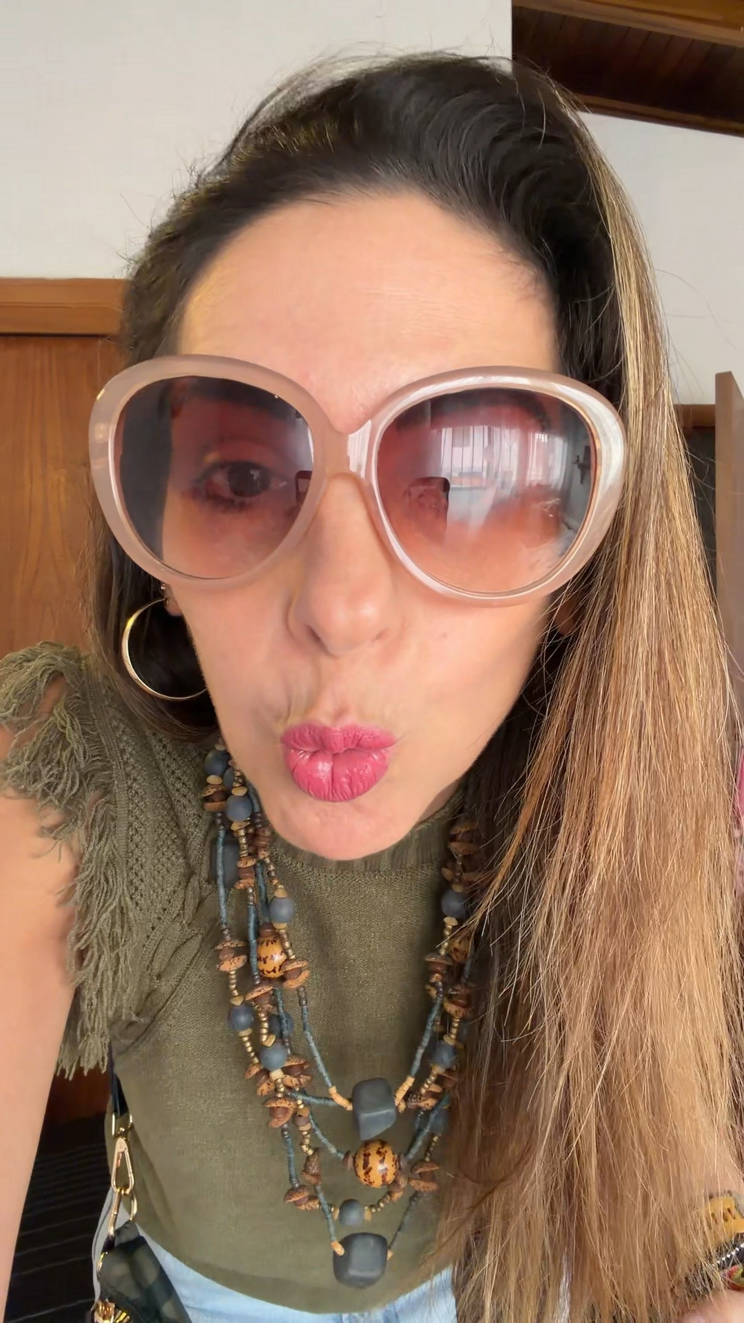 Chicas, sé que estoy perdida, pero no podía perder la oportunidad de enseñarles este Outfit porque además seguimos trabajando … es que me mandaron este suéter y no saben lo bello el color, la tela , los detalles del tejido!!! 
Un 💯