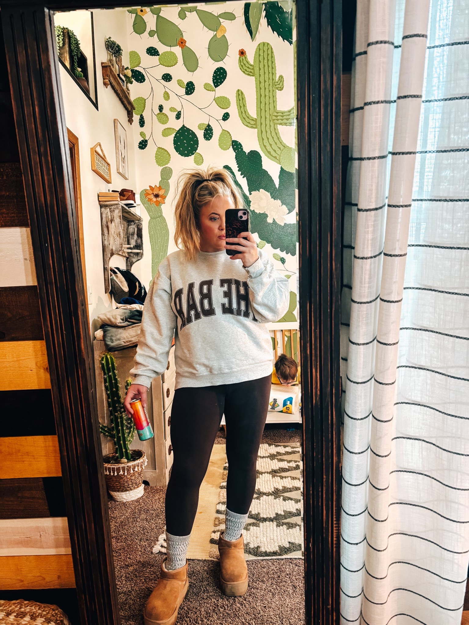 Sunday OOTD

Bar sweatshirt / brown leggings / scrunchie socks / platform Uggs 