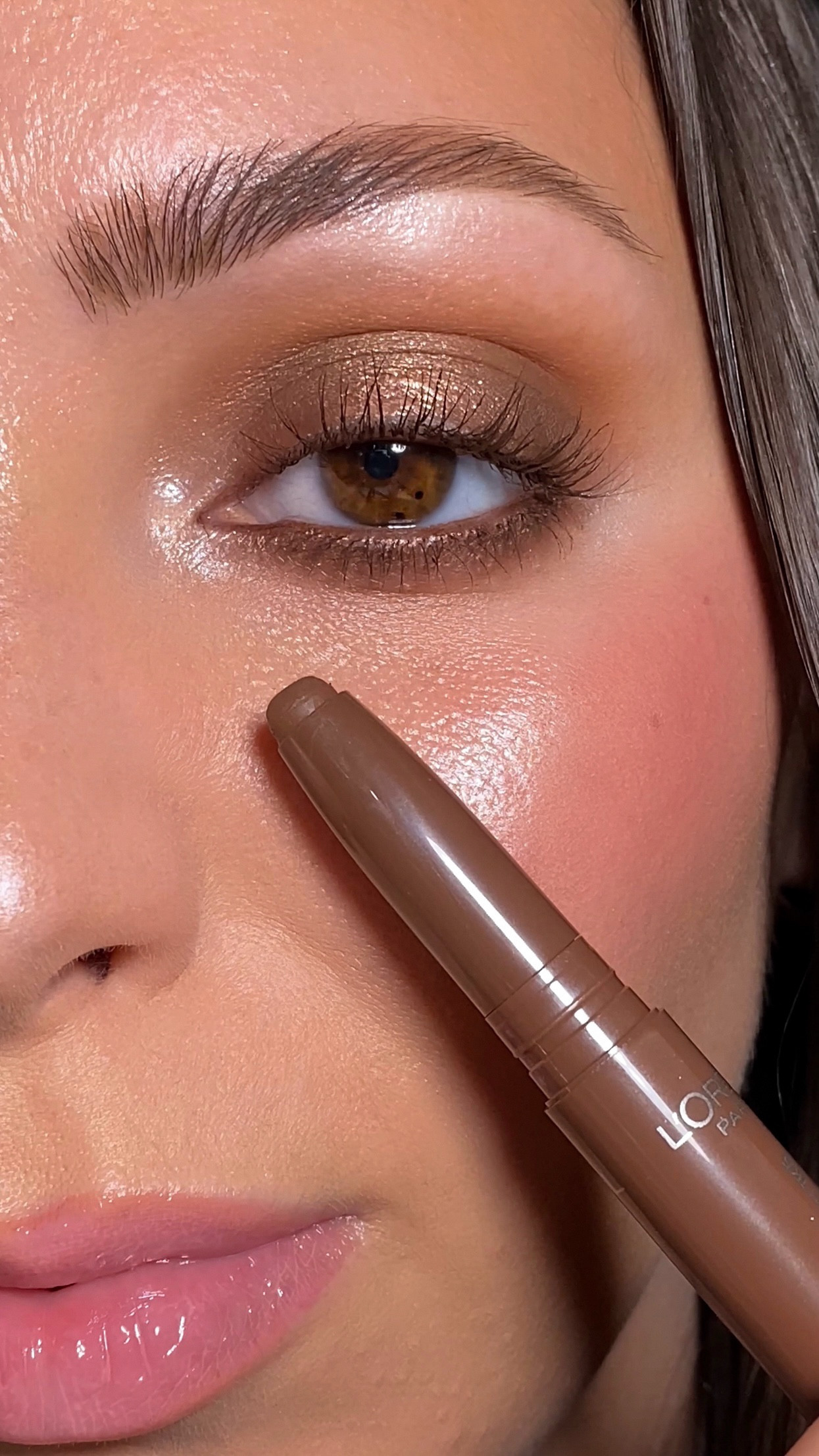 Recreating Ashley Olsen’s iconic messy bronzy smokey eye on opposite features 🤎✨ how do you think it turned out? 

as soon as I saw this look I knew the @lorealparis le shadow sticks would be perfect to use! You can easily get that sultry smudgy effortless look with them. 

Want the product info sent to you? Comment “products” & I’ll give you the link! ✨ 

Products: 
@lorealparis le shadow sticks shades: brown bliss, brown abyss, & twinkly rose
@urbandecaycosmetics 24/7 glide on eye pencils shades: double life (shimmery) & demolition 
@tower28beauty make waves mascara shade: drift
@morphebrushes m332 & m333 eye blender brushes 
@anastasiabeverlyhills impeccable blurring second skin foundation shade: 2n 
@armanibeauty luminous silk concealer shade: 5.25
@saiebeauty dew bronze shade: sand & dew blush shade: sweetie 
@hourglasscosmetics metallic strobe powder shade: opal strobe light & luminous bronze light bronzer 

#makeuptutorial #eyeshadowstick #lorealparis #tower28beauty #hourglasscosmetics #bronzemakeup #smokeyeye #makeupideas #ashleyolsen #makeupinspo 

#LTKBeauty #LTKWatchNow