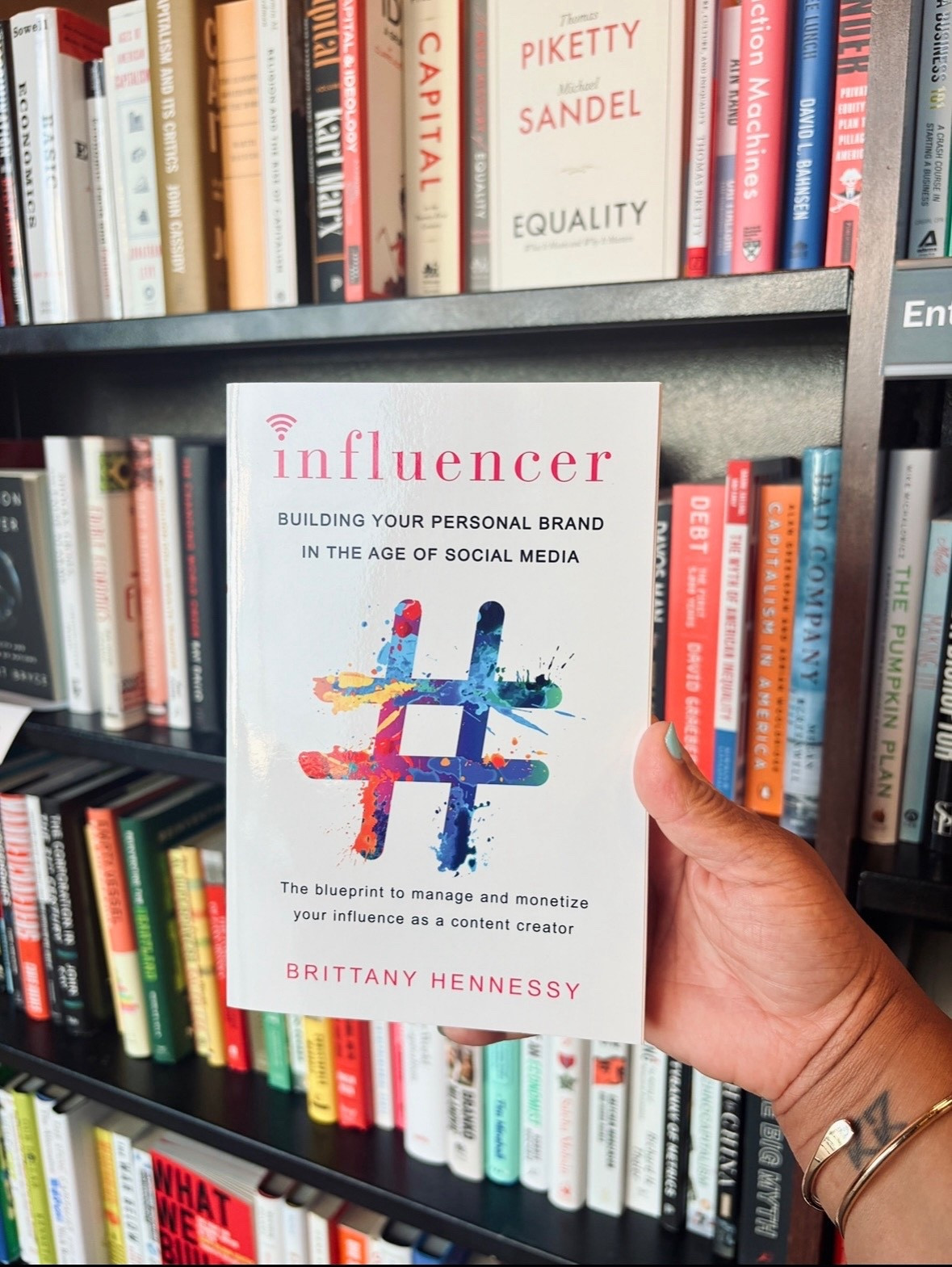 Content Creators: before you take somebody’s $500 course, just get this book. Content/strategy/platforms change (so courses around that CAN be beneficial), but this book covers the basics of #influencermarketing to help you get started. 

Although these platforms can be frustrating, influencer marketing is a $32 Billion Dollar industry. This book can help you do it the right way. #influencertips #books #contentcreation 