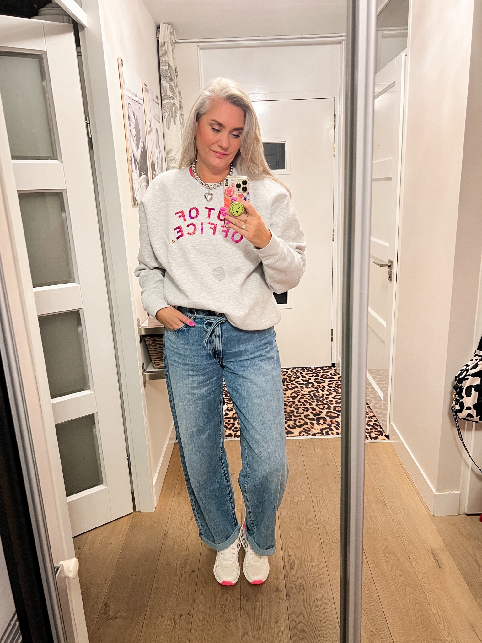 OOTD - Out of Office sweatshirt via Gooische Hotspots, tall barrel fit jeans (32/36), zilverkleurige ketting met hart en wit met roze Skechers sneakers. 

#LTKeurope #LTKnederlands #LTKwinter
