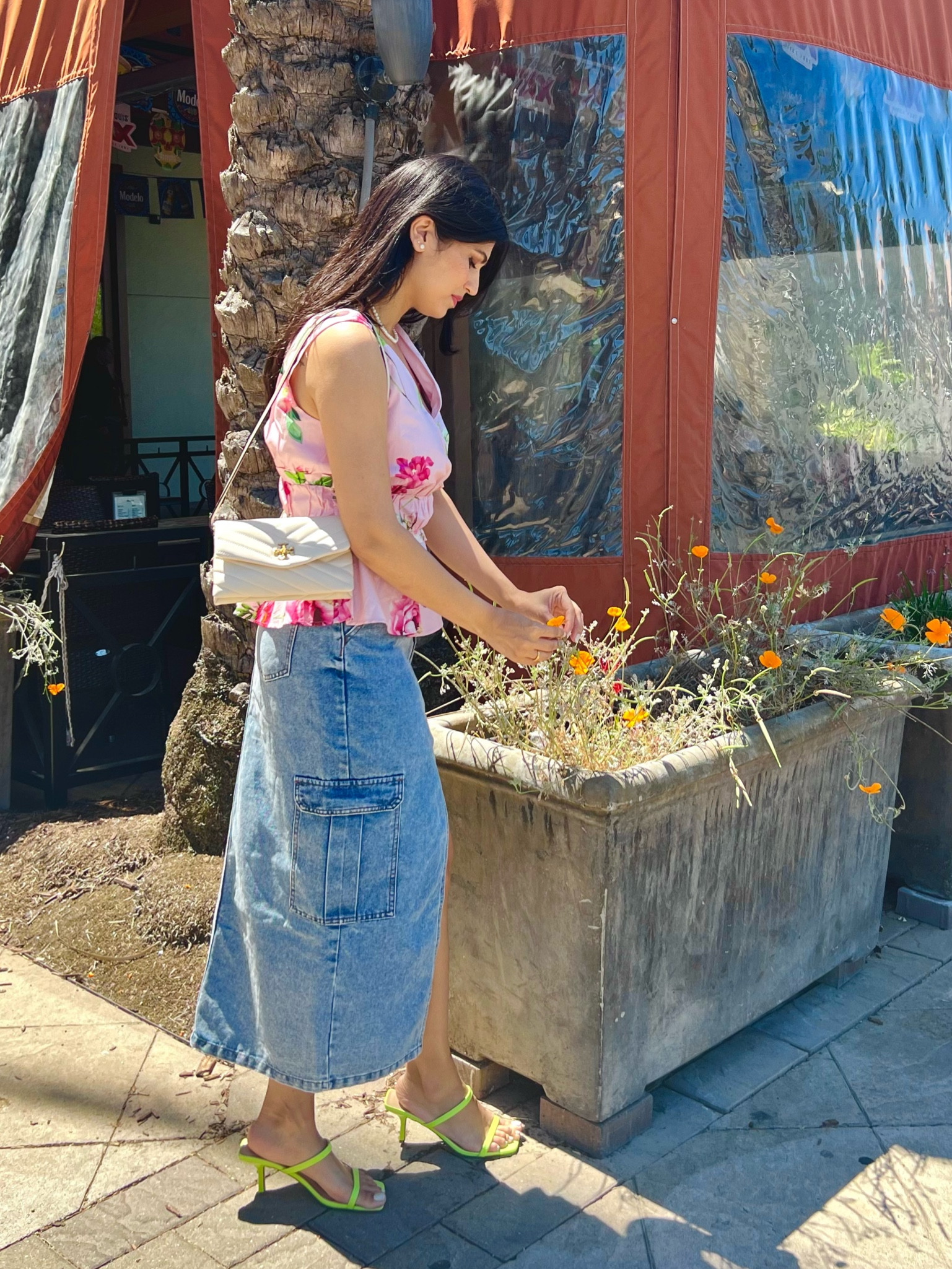 Tory Burch KIRA Chevron chain wallet in color New Cream.
I have worn it as shoulder bag here!

#LTKStyleTip #LTKItBag #LTKGiftGuide