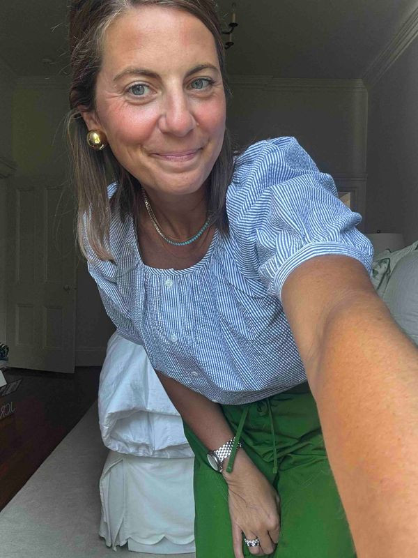 Blue-and-white stripes + a pop of green = summer outfit math that just works. 💙💚 This puff-sleeve top brings a little sweetness, while the green drawstring pants keep things relaxed and easy. Add gold jewelry and a simple watch, and you have that effortless, pulled-together look that makes casual dressing feel anything but boring. 🌿☀️💚

#SummerOutfit #SummerStyle #StripedTop #PuffSleeveTop #GreenPants #CasualChic #EverydayStyle #WarmWeatherFashion #ClassicStyle  

 #LTKootd