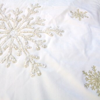Holiday Living Snowflake tree skirt 56-in Off-white Tree Skirt | Lowe's